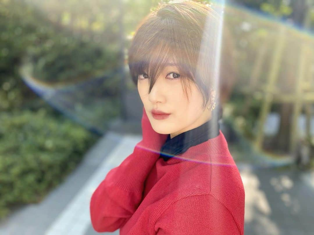 樋口日奈さんのインスタグラム写真 - (樋口日奈Instagram)「赤ニット写真これでラスト 風で絶妙な前髪になったよ🐴 #knit」11月14日 11時01分 - higuchi_hina_official