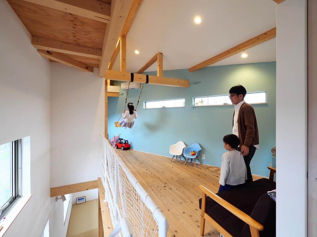 ソラマド香川のインスタグラム：「青空と暮らす家 あなただけの特別な住まいをプロデュースします。 ・ --------------------------------------- 「 #ソラマド香川 」で検索🔍 ・ ★「ソラマドの家」資料請求はこちら ・ → @request.soramadokagawa ・ ★もっと施工事例を見たい方はこちら ・ → @soramado_kagawa --------------------------------------- 🏠【常設モデル】宇多津モデル 綾歌郡宇多津町浜三番丁22-4 🏠 かがわ家博モデル 高松市多肥上町かがわ家博北会場内 --------------------------------------- ソラマド香川(センコー産業株式会社) 綾歌郡宇多津町浜三番丁22-4 電話番号：0120-49-7257 営業時間：10時〜17時(水曜定休日) --------------------------------------- ・ ・ #子ども部屋#リビング#木の家#無垢床#マイホーム#新築#自由設計#シンプルな暮らし#自然光#暮らしを楽しむ#空間デザイン#soramado#ソラマド#家づくり#中庭のある家#カフェスタイル#自然素材#漆喰#自然素材の家#コートハウス#空#ウッドデッキ#注文住宅#中庭#ソラマドキッチン#設計事務所#センコー産業#かがわ家博」
