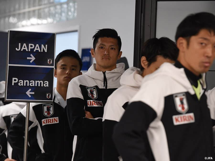 日本サッカー協会さんのインスタグラム写真 - (日本サッカー協会Instagram)「【2020.11.13 Match Photo①📸】  🏆国際親善試合 ⌚11.13(金)23:15KO（日本時間） 🆚パナマ🇵🇦 📍シュタディオン・リーベナウ  GK 12 #権田修一 DF 2  #植田直通 3  #室屋成 5  #長友佑都 20 #板倉滉 22 #吉田麻也 MF 7  #柴崎岳 10 #南野拓実 13 #橋本拳人 17 #久保建英 25 #三好康児  (SUB) GK 1  #川島永嗣 23 #シュミット・ダニエル DF 16 #冨安健洋 19 #酒井宏樹 24 #菅原由勢 MF 4  #中山雄太 6  #遠藤航 8  #原口元気 9  #鎌田大地 14 #伊東純也 FW 11 #鈴木武蔵 18 #浅野拓磨  監督 #森保一  ⇒NEXT MATCH ⌚11.18(水)5:00KO（日本時間） 🆚メキシコ🇲🇽 📍シュタディオン・リーベナウ 📺NHK BS1にて全国生中継  ✅活動中の様子を映した #TeamCam は YouTubeチャンネル #JFATV で配信中！  #daihyo #jfa #SAMURAIBLUE #新しい景色を2022」11月14日 10時57分 - japanfootballassociation