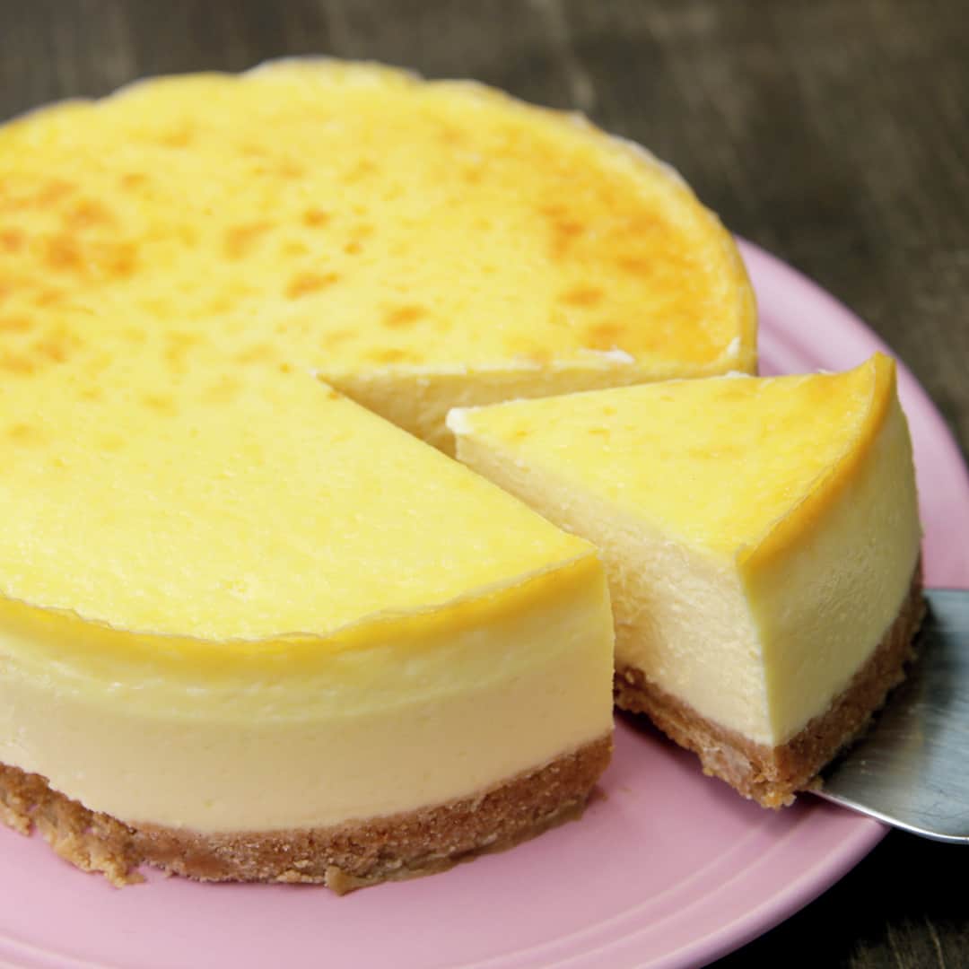 Tasty Japanさんのインスタグラム写真 - (Tasty JapanInstagram)「とろ〜り半熟チーズケーキ〜チーズ好きにはたまらない！〜 / Fluffy and Light Cheesecake⁣ ㅤㅤㅤㅤㅤㅤㅤㅤㅤㅤㅤㅤㅤ⁣ 作ったら #tastyjapan をつけて投稿してくださいね！✨⁣ ㅤㅤㅤㅤㅤㅤㅤㅤㅤㅤㅤㅤㅤ⁣ レシピはこちらをご覧ください♪⁣ ㅤㅤㅤㅤㅤㅤㅤㅤㅤㅤㅤㅤㅤ⁣ 半熟チーズケーキ⁣ 15cmケーキ型 1台分⁣ ㅤㅤㅤㅤㅤㅤㅤㅤㅤㅤㅤㅤㅤ⁣ 材料：⁣ クリームチーズ（室温に戻しておく） 300g⁣ マスカルポーネチーズ（室温に戻しておく） 100g⁣ 砂糖 60g⁣ 卵 2個⁣ 生クリーム 200ml⁣ バニラエッセンス 適量⁣ 薄力粉 20g⁣ ㅤㅤㅤㅤㅤㅤㅤㅤㅤㅤㅤㅤㅤ⁣ ■ボトム⁣ ビスケット 100g⁣ 溶かしバター 80g⁣ ㅤㅤㅤㅤㅤㅤㅤㅤㅤㅤㅤㅤㅤ⁣ 作り方：⁣ 1.オーブンは180℃に予熱しておく。⁣ ㅤㅤㅤㅤㅤㅤㅤㅤㅤㅤㅤㅤㅤ⁣ 2.ボトムを作る。ジップ付きの袋にビスケットを入れて、めん棒で叩いて細かく砕く。溶かしバターを加えてよく揉み込む。クッキングシートを敷いた型の底に敷き詰め、冷蔵庫に入れて30分冷やし固める。⁣ ㅤㅤㅤㅤㅤㅤㅤㅤㅤㅤㅤㅤㅤ⁣ 3.ボウルにクリームチーズ、マスカルポーネを入れ、ゴムベラでなめらかになるまで練り混ぜる。⁣ ㅤㅤㅤㅤㅤㅤㅤㅤㅤㅤㅤㅤㅤ⁣ 4.砂糖、卵、生クリームの順に加えて、その都度泡立て器で混ぜる。⁣ ㅤㅤㅤㅤㅤㅤㅤㅤㅤㅤㅤㅤㅤ⁣ 5.バニラエッセンスと薄力粉を振るい入れ、ダマがなくなるまで混ぜる。⁣ ㅤㅤㅤㅤㅤㅤㅤㅤㅤㅤㅤㅤㅤ⁣ 6.型に流し入れて天板に乗せ、お湯を注ぐ。オーブンの温度を150℃に下げて35-40分湯せん焼きする。⁣ ㅤㅤㅤㅤㅤㅤㅤㅤㅤㅤㅤㅤㅤ⁣ 7.温度を190℃に上げて10分ほど湯せん焼きし、表面に焼き色を付ける。⁣ ㅤㅤㅤㅤㅤㅤㅤㅤㅤㅤㅤㅤㅤ⁣ 8.焼き上がったら粗熱を取り、冷蔵庫でしっかり冷やす。⁣ ㅤㅤㅤㅤㅤㅤㅤㅤㅤㅤㅤㅤㅤ⁣ 9.型から外し、お好みの大きさに切り分けたら、完成！⁣ ㅤㅤㅤㅤㅤㅤㅤㅤㅤㅤㅤㅤㅤ⁣ #料理 #手料理 #レシピ #料理動画 #クッキング #美味しい #tastyjapan #buzzfeed #cooking #tasty #japan #food #バズりスイーツ #バズりごはん」11月14日 11時01分 - tastyjapan