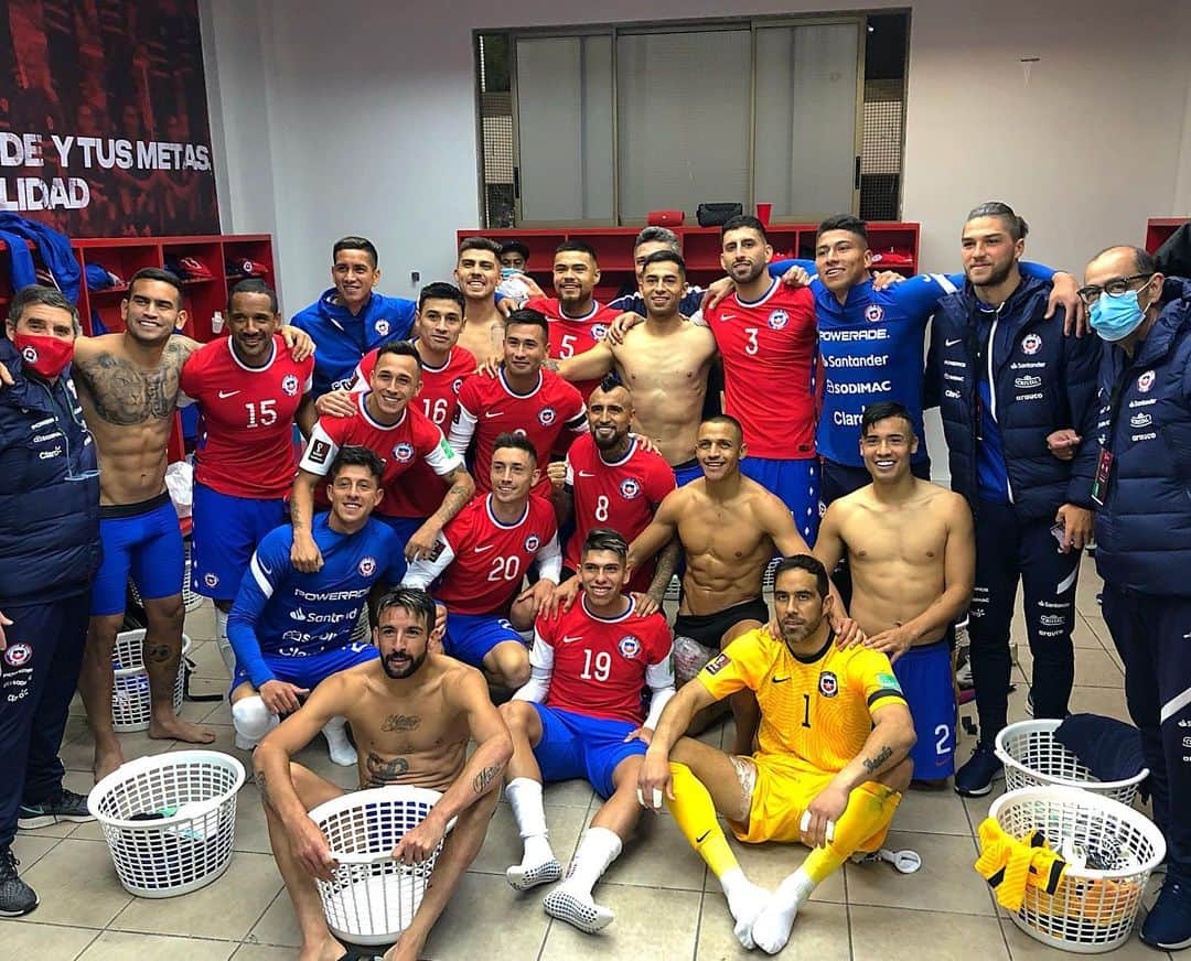 アレクシス・サンチェスのインスタグラム：「CHILE 🇨🇱」