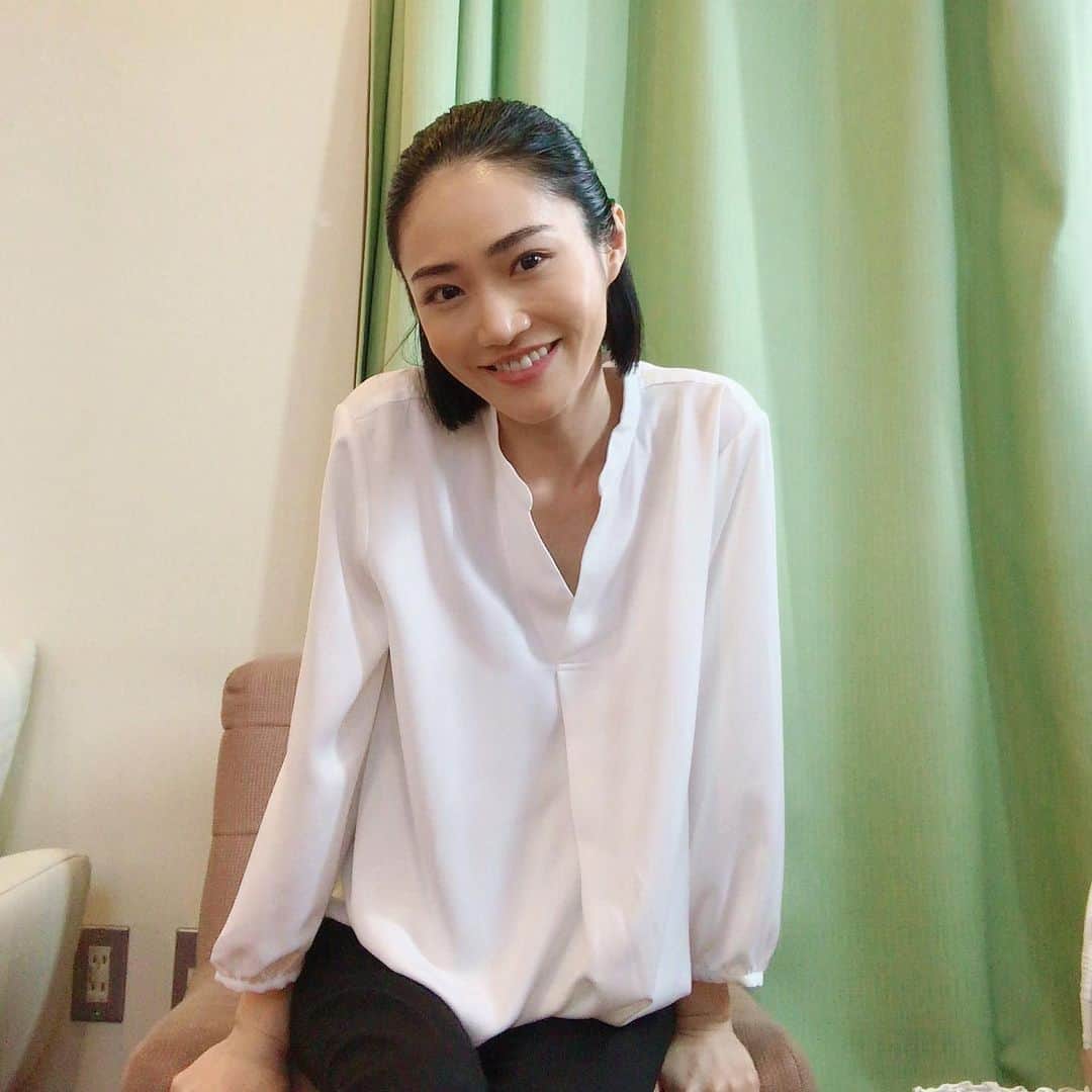 のインスタグラム：「昨日に引き継ぎお知らせ第二弾！ CM 小林製薬 「ミーミエイド〜耳のふち・裏の症状に〜篇」 出演中です！！  私はマスクで耳の裏痛い人😫やってます！  TVCM・公式HP・公式YouTubeからもご覧いただけますのでぜひ☆  https://www.kobayashi.co.jp/brand/mimiaid/  #小林製薬 #ミーミエイド #commercials #tvcommercial #adverts #actress #japan #japaneseactress  #일본의여배우 #日本女演员 #日本女演員 #aktrisjepang」