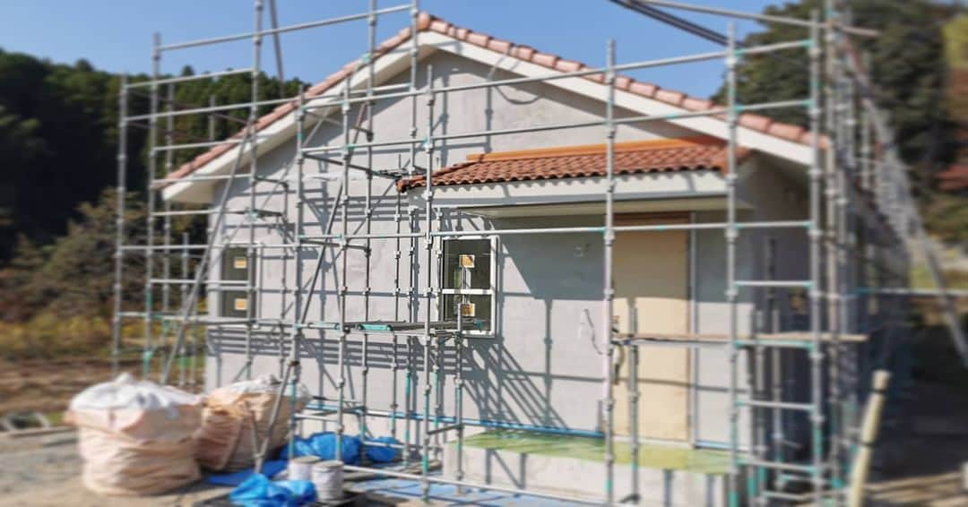有限会社 稲葉製材住宅さんのインスタグラム写真 - (有限会社 稲葉製材住宅Instagram)「塗り壁の家 〜モルタル下地完了〜  #塗り壁の家 #外壁 #塗り壁 #家づくり #マイホーム #新築 #リフォーム #リノベーション #暮らしやすい家 #使いやすい家 #丁寧な家づくり #庭のある暮らし #家具と暮らす #暮らし #日々 #楽しい暮らし #ナチュラル #工務店 #注文住宅 #熊本 #玉名 #山鹿 #稲葉製材住宅 #イナバ  家族の未来、地球の未来を考えた家づくり 施工対応エリア 玉名、山鹿、荒尾、熊本市 県北メイン」11月14日 11時20分 - inaba_home
