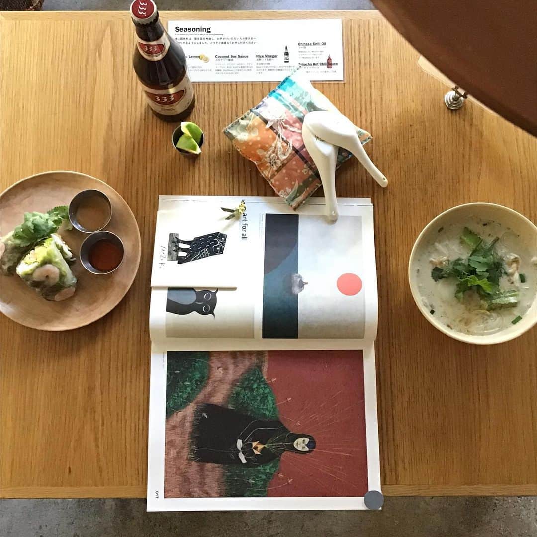 Pho 321 Noodle barのインスタグラム：「明治44年に生まれ第二次大戦後のシベリヤ拘留から　ふるさと三隅に戻った画家の香月泰男さんは-ここが私の地球だ-やがて生まれてくる孫のために　台所のモルタルの壁に一面の花を咲かせます。  ファームレガーロ伊藤さんから届く野菜たちは　同じアジアの伝統的なタイや🇻🇳の皿に寄り添いながらも　在来種をはじめ　岐阜の豊かな土地で育まれ　アジア料理の垣根を越え、お野菜そのものが浮かび上がることを大切にされています。  千駄ヶ谷のcentral 明治通りが行き交う交差点に構える小さな食堂　pho321も　家族で食べる‘はじまりの朝ごはん’phoの碗のかたちを大切にしながらも　スパイスやハーブを生かした3rd noodleをはじめ　ジャンルを越えたfolklor、季節野菜の美味しさを皆さまにお届け出来たら...と思います。  土曜日と祝日は　11:30am opening 7:30pm last call 8pm closing 長めの時間帯で営業しております。外出がむずかしい方には　delivery service’chompy’とUber eatsがおすすめです。  交差点向こう　playmountain tokyoでは鹿児島に拠点を置かれるmokujiさんのpop up fair、虎ノ門curators cubeではcc9th‘Mitsuru Koga’が開催中です。  海老とお野菜の揚げ春巻きもこんがりと揚がりました🦊  お仕事の方もお休みの方も　ゆっくり目覚めた方も　温かなスープでひと息ついて　善き週末のスタートをお迎え下さいませ。  today’s recommend:3rd noodle ‘coconut green chicken pho’,bun lovely veggie,com dong-pou-rou,summer roll&NEM for sharing,333 and homemade coconuts pudding w/houjicha syrup  todays cool book:relax 2020special  today’s opening bgm📻peggy honeywell / just a closer walk with tee from’green mountain’🏔  #relaxmagazine」