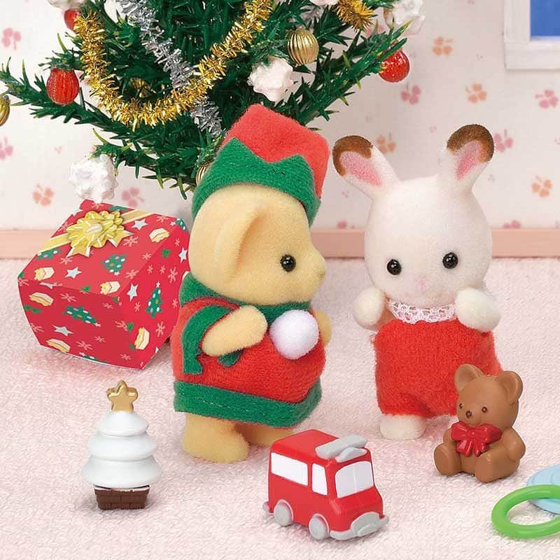 シルバニアファミリー【公式】 さんのインスタグラム写真 - (シルバニアファミリー【公式】 Instagram)「･ クリスマスの衣装を着たライオンの赤ちゃんのお父さんは、サンタさんらしいよ！という話を聞きつけて、クレムちゃんがこっそり質問しています。  「ねえねえ、ライオンちゃんのおとうさん、プレゼントのじゅんび、してた？」  「うん、いそがしそうだったよ！」  「わ、わ、わたしのプレゼントもあったかな・・・？」  「う～ん、たくさんあったから、わかんないやー！」  クレムちゃん、お目当てのプレゼントがもらえるかどうか、今からドキドキしているみたいです。 クリスマスまで、よいこにして待っていようね。  #シルバニアファミリー #シルバニア #sylvanianfamilies #calicocritters #sylvanian #ドールハウス #dollhouse #ミニチュア #miniature #クリスマス #クリスマスツリー #クリスマスプレゼント #シルバニア赤ちゃん  #christmas #Winter #happyholiday #gift」11月14日 11時13分 - sylvanianfamilies_jp