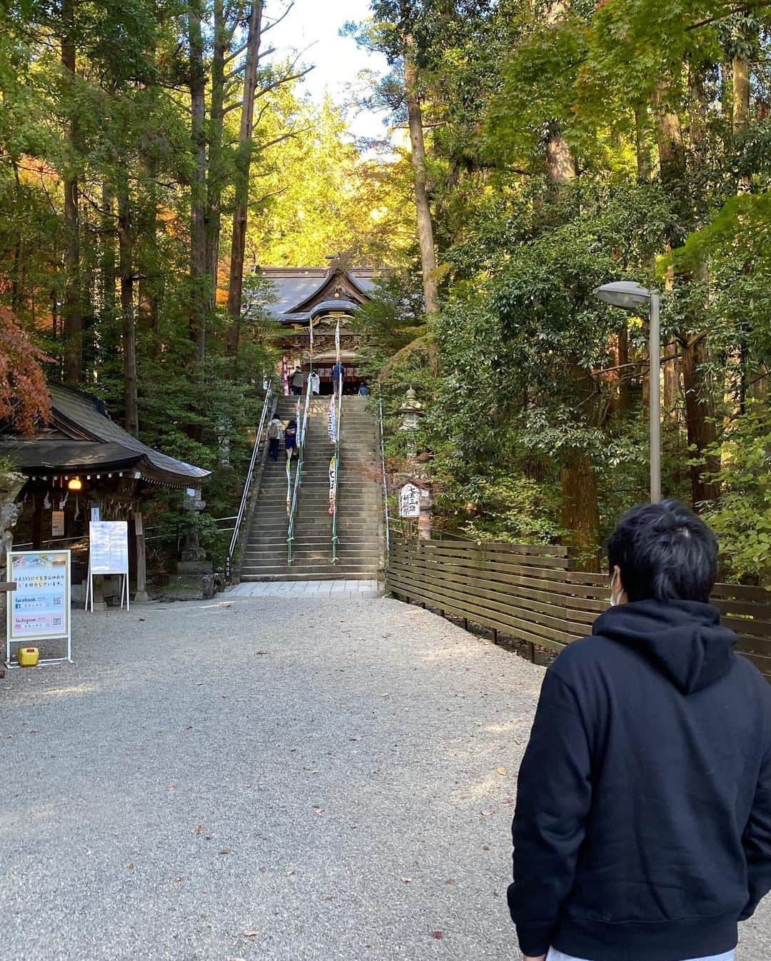 時椿サスケさんのインスタグラム写真 - (時椿サスケInstagram)「初めて地元のライン下りやってきたんだけどたのぴー！  #友達に誘われて地元旅行してきた #なんで急に笑 #動物園いって神社行って登山して #自然と触れ合う #だけどこんなときもカメラ回せばよかった #って思ってるって職業病 #昔に戻れたそんな日」11月14日 11時13分 - zashiki_sasuke