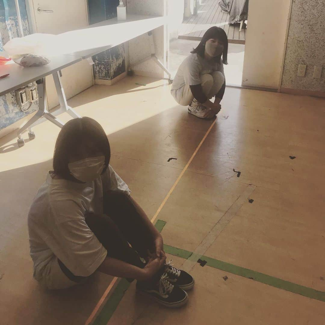 菊地浩輔のインスタグラム：「ちょこん、ちょこん  #吉本坂46 #藤井菜央  #岡畑雛生  #recomplex #かわいい」