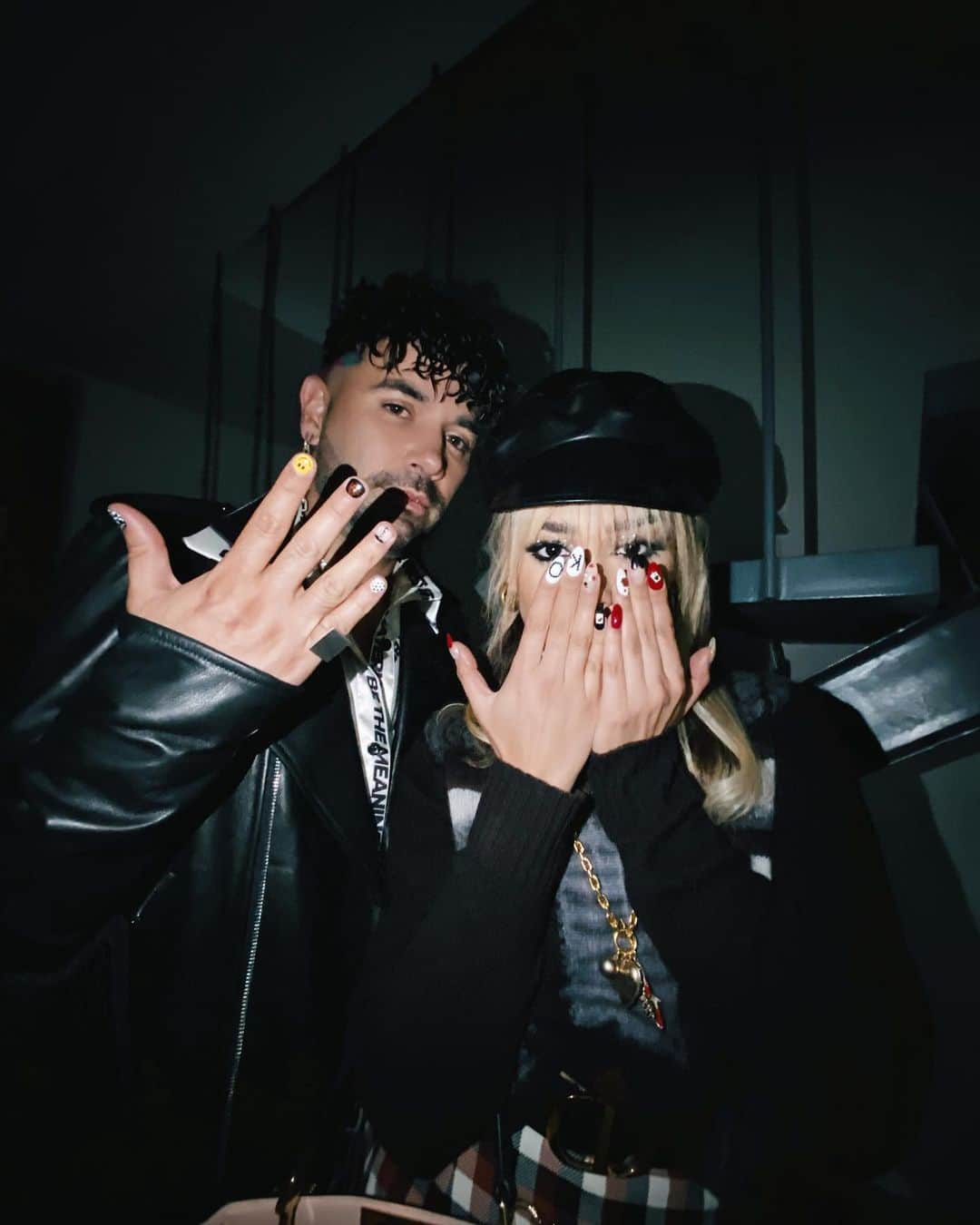 Danna Paolaのインスタグラム：「Happy bday a mi hermano pelón ( ya no pelón) esta loquito, pero lo amo mucho! 🙊♥️año tras año celebro tu vida y abrazo tanto tus logros y sueños, vivimos siempre juntos y moriremos juntos!!!! 🎂 Feliz vuelta al sooooool Yeyito de mi amor te amo te amo!!! 💙」