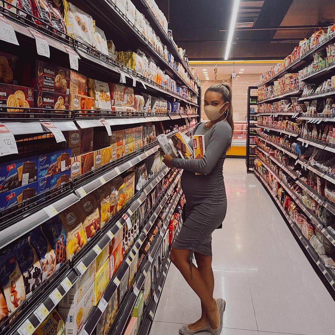 タヤ・ロジャースさんのインスタグラム写真 - (タヤ・ロジャースInstagram)「Never take a hungry pregnant woman to the supermarket 😅🙈🤤🍫🍰🧁🍩🍪🍿 อย่าถามเลยว่าช่วงนี้อยากกินอะไร  . . . . . . . . . #minimt1632 #27weeks #27weeksbumpin #revolveme @revolve」11月14日 11時28分 - tayastarling