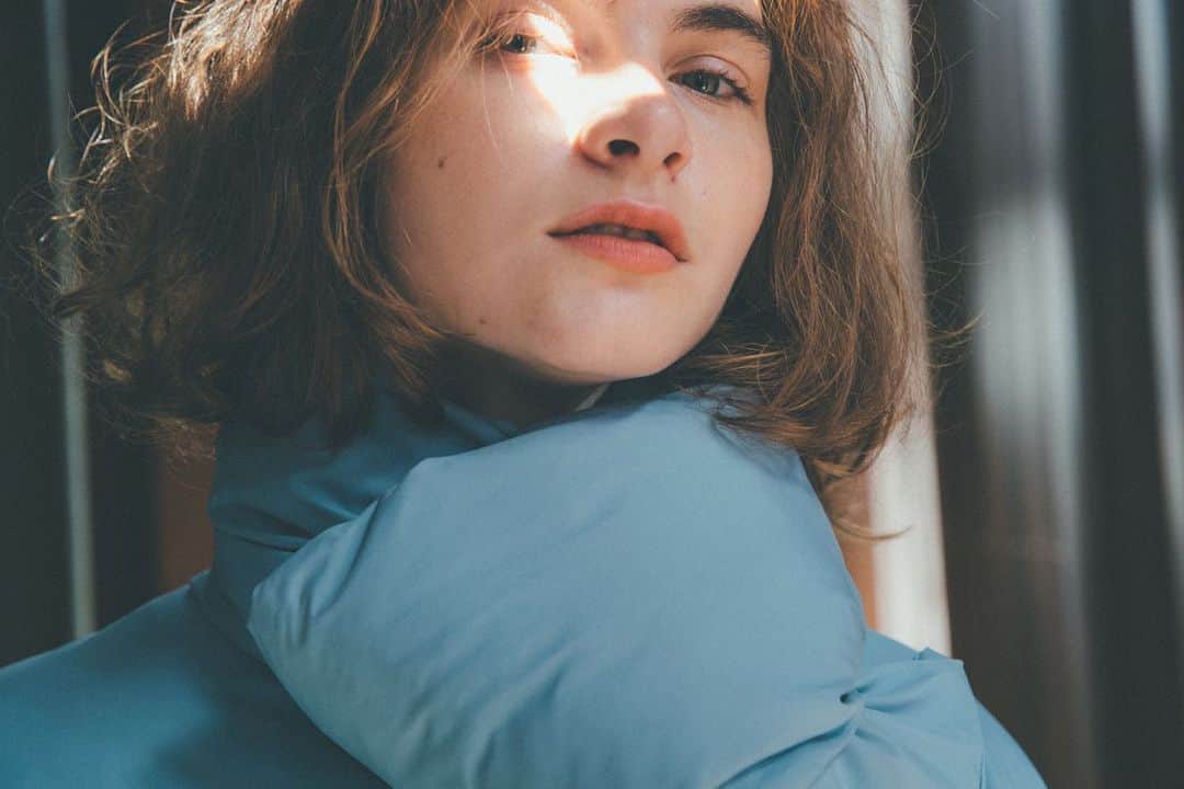 まつだみらいのインスタグラム：「U×Mirai.M 特集公開しましたので、ぜひご覧ください✨ とても素敵に仕上がりました🤍  そして、先日の先行販売では沢山のご予約をありがとうございました！（またコメントやストーリーズでも予約したよの声とっても嬉しく拝見しております😌）  11/20の通常販売に向けて @u_by_spickandspan の皆さんが、検討してくださっている皆さまのためにサイズ感だったり、素材感だったりをしっかり見て納得してご購入いただけるよう沢山Liveをしてくれたり、blogを書いてくれたりしておりますので、 是非参考にされてみてださい✨  ph/ Kyosuke Azuma st/ Arisa Takeda hm/Mirai Matsuda mo/Masha (image) text/Nana Omori  #umonepiece」