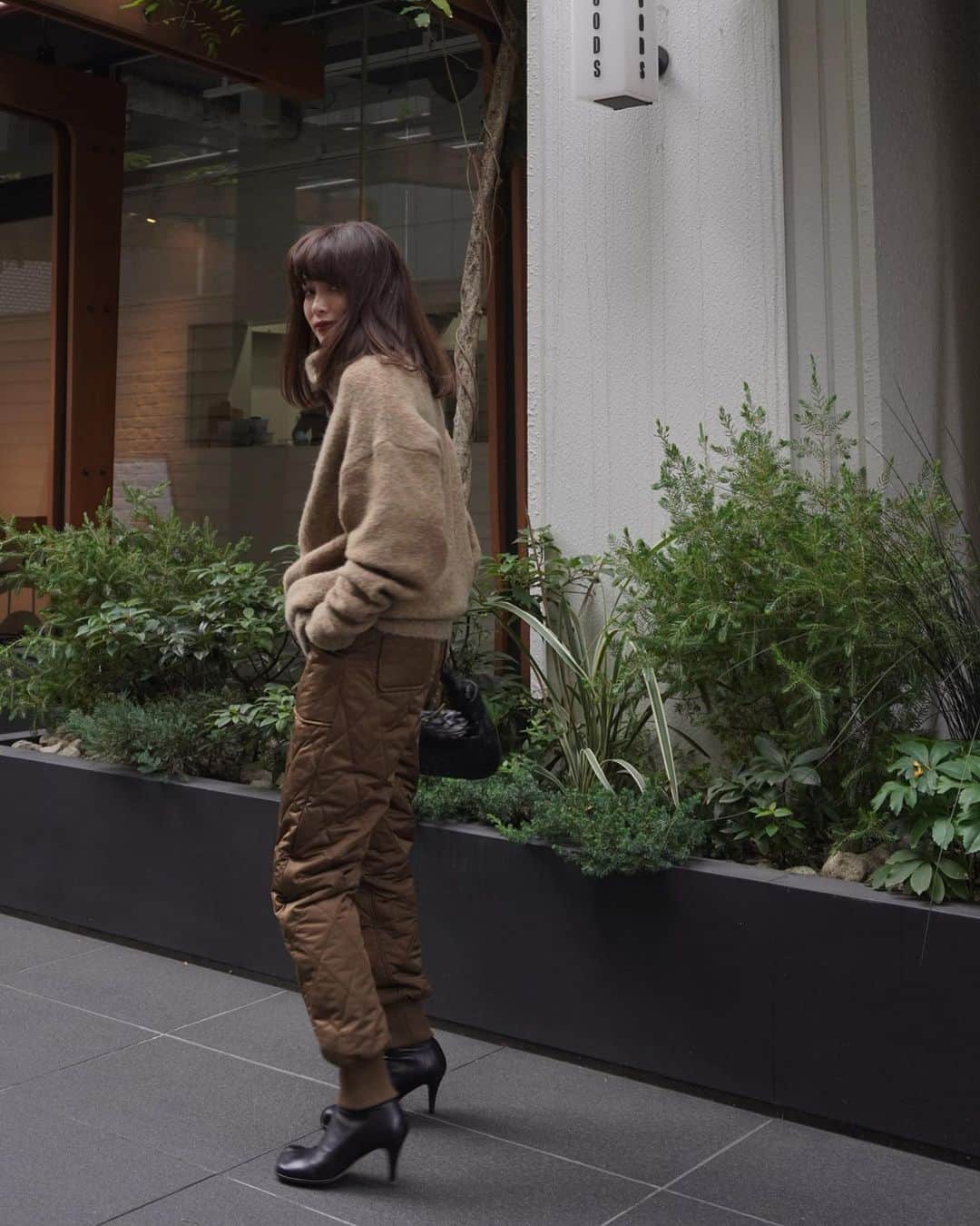 JUNNAのインスタグラム：「@etretokyo_store にて先行発売中の人気ニット  WEB SHOPでは来週木曜日発売となります  合わせたキルティングパンツも19日発売😎  #etretokyo #farisjewelry #ピアス#イヤカフ#ゴールド #ニット #前髪 #前髪カット#キルティング #前髪アレンジ#冬コーデ #冬 #冬服 #bottegaveneta #bottegavenetabag #bottegavenetashoes」