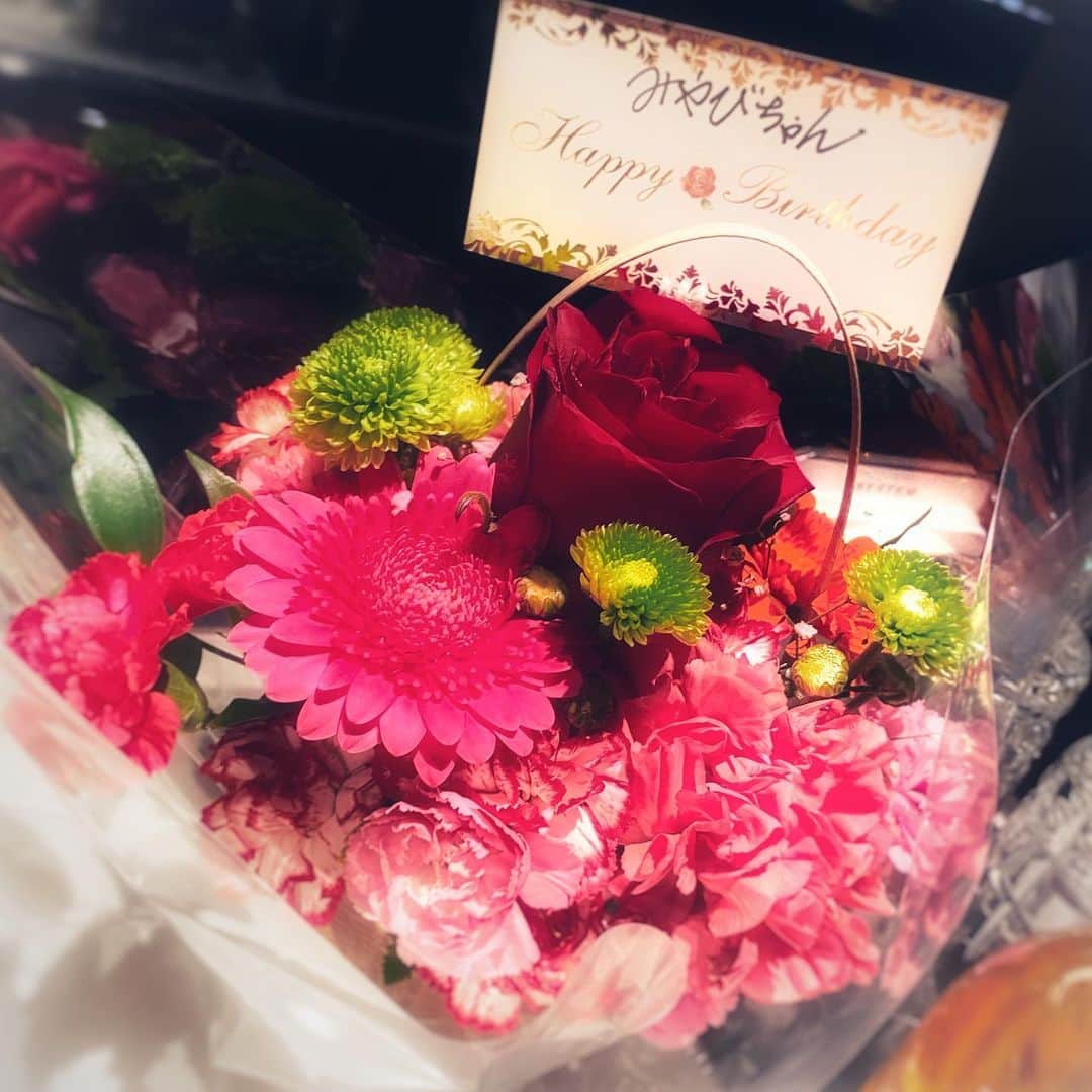 MIYABIのインスタグラム：「． *☼*―――――*☼*――――― ． やっと会いたかった友達と会えて お誕生日のお花を頂いたの🌷 ． ． こっちもサプライズでケーキ用意してたけど、嬉しすぎた✨ ． 大好きな人達が知り合いになってどんどん繋がっていく(๑⃙⃘•ө•๑⃙⃘) ． 本当にありがとう🥺💓 ． *☼*―――――*☼*――――― ． #birthday#lalah #アレンジ#可愛い#綺麗#お洒落#キャバ嬢#ホスト#六本木 #歌舞伎町 #lol#f4f#fashion#makeup#hair#dogstagram#サロンモデル#撮影#style#nail#model#party#美容 #ホステス#travel#art#like」