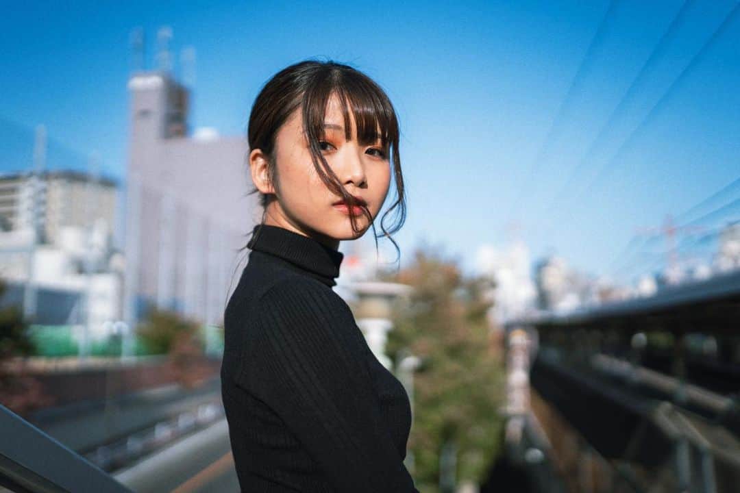 山本ゆうかのインスタグラム：「.﻿ ﻿ ﻿ ﻿ お母さんと子供が話してて﻿ ぱんぱん見ないで待ってられる？﻿ って話してるんだけど、ぱんぱんって何だろう﻿ やっぱりアンパンマンかな。﻿ ﻿ ﻿ ﻿ ﻿ ﻿ #歩道橋　#夕陽ポートレート　#フレア　#逆光　#電車　#たぬき顔　#八重歯 #portrait #ポートレート #撮影会モデル #ポートレートモデル  #関西サロモ #被写体 #ポートレートしま専科  #キリトリセカイ #スクリーンに恋して #カメラマンさんと繋がりたい  #portraitphotography #good_portraits_world  #instagood #instaportrait #lovers_nippon  #イチナナライブ #17live」