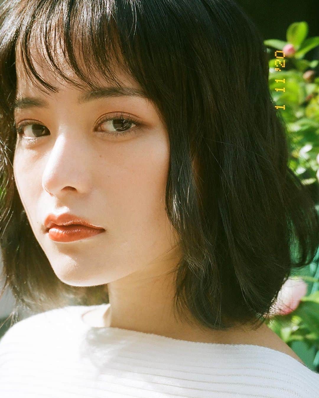のインスタグラム：「🥐﻿ ﻿ ﻿ お顔が天才なクロワッサンちゃん﻿ ﻿ ﻿ NARS オーデイシャスリップスティック マホガニー﻿ を指でとんとん馴染ませながら塗ると﻿ ﻿ ﻿ 自然光で溶け込むクリーミィな質感になります🥑﻿ ﻿ ﻿ NARSのリップは色味が強めですが、﻿ 指でぼかしながら塗ることでほどよく調整できます」