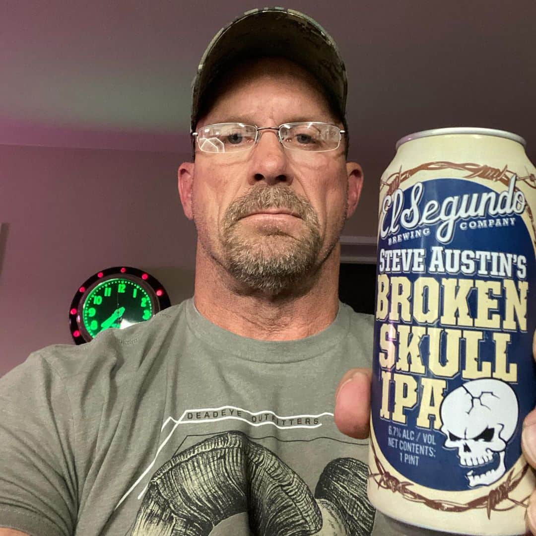 ストーン・コールド・スティーブ・オースチンのインスタグラム：「Celebrating 5 year anniversary of @esbcbrews Broken Skull IPA. Swig of beer.  Cheers! #beer #craftbeer #brokenskullipa🍻」