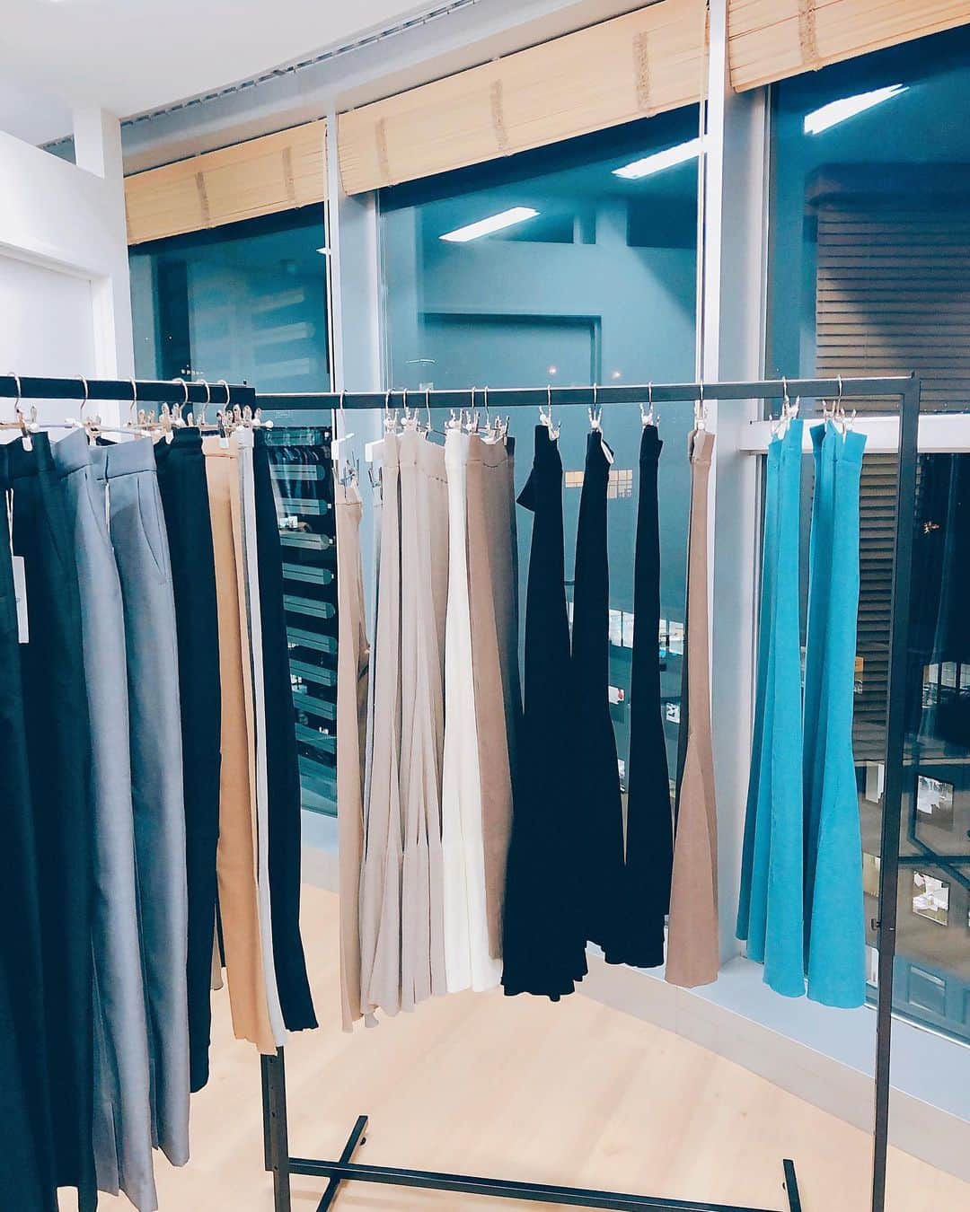 川村桃子さんのインスタグラム写真 - (川村桃子Instagram)「⠀ 『好きなモノを着ながらムダを減らして環境に配慮する』 普通に生活しながらSDGsの取り組みに参加出来る新しいブランド "blue serge"⠀ ⠀ @moeoshikiri もえを誘って展示会へ。 ジェンダーレスアイテムも多く旦那さんと一緒に着れるから色々目移りしたし、久々欲しいダウン見つけたしニットスカート可愛いし。 ⠀ デザイン性が高く質も良い☻ @blueserge_official   #blueserge #sdgs #fashion #もも缶もお手伝い #amiaz #ブルーサージ #今すぐ着たい #シーズンレス #instafashion」11月14日 11時39分 - momo_k1014