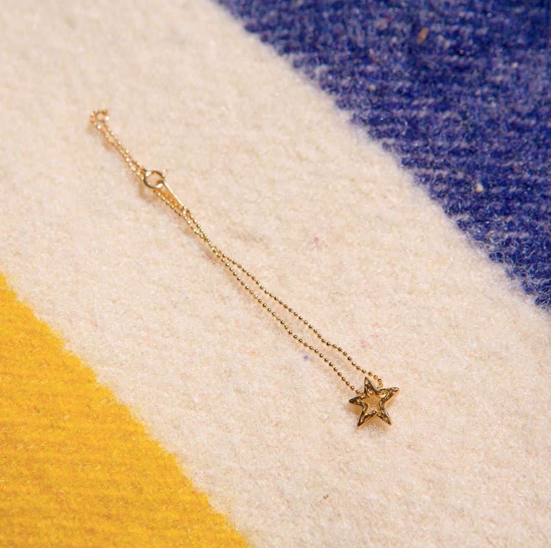 BLUER®︎ -ブルーアーさんのインスタグラム写真 - (BLUER®︎ -ブルーアーInstagram)「星に願いを💫  BLUER Jewelry ✔︎18K Gold Series［STAR］ 52,800円 ✔︎958 Britannia SILVER ヘッド12,100円、チェーン付14,300円  ❆無料ラッピング  LIFE IS LIKE JEWELRIES.  いつの時代もJEWELRYは自分をあらわすICON  🎉オーダーから2週間で制作しデリバリー 🎄クリスマス向けは12/13最終受付 ﻿ ﻿ 🌈BLUERオンラインSHOP﻿ @bluer.tokyo URLからリンク﻿ 🔗 http://www.bluer.tokyo﻿ ﻿ #bluerco﻿ #teambluer﻿ #iconjewelry  #海好き﻿ #自然﻿ #星に願いを﻿ #ピース﻿ #ジュエリー #贈り物」11月14日 11時39分 - bluer.tokyo