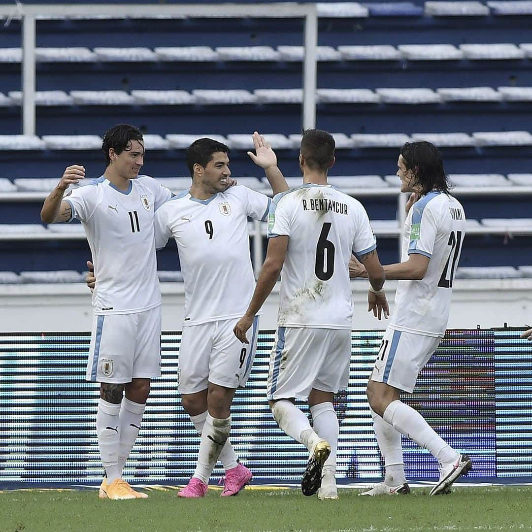 FIFAワールドカップさんのインスタグラム写真 - (FIFAワールドカップInstagram)「We like Friday night plans! 😎🌎  🇨🇴🇺🇾 Cavani, Suarez and Nuñez guide Uruguay to their second #WCQ victory.  🇨🇱🇵🇪 An outstanding Arturo Vidal propelled Chile to their first victory of the qualifiers.  🇧🇷🇻🇪 Brazil continue their winning streak and lead the table outright.  #WorldCup #Eliminatorias #Colombia #Uruguay #Chile #Peru #Brazil #Venezuela」11月14日 11時43分 - fifaworldcup