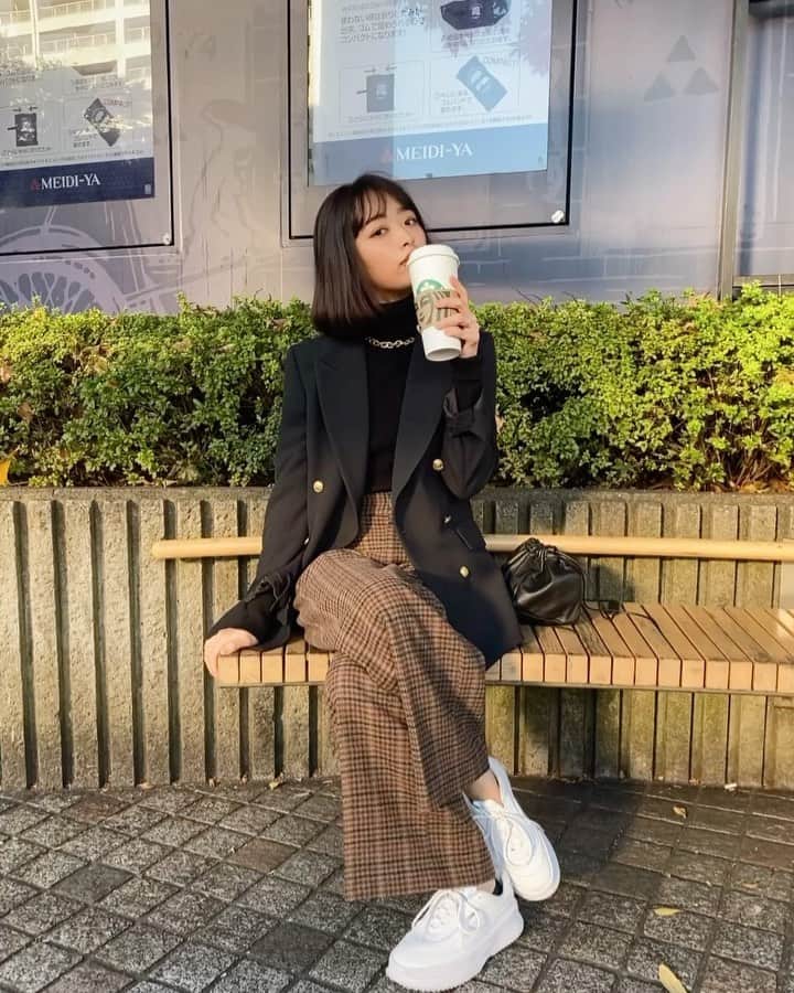 近藤千尋のインスタグラム：「もう10年くらい一緒にいるのかな〜❤️ マネージャーとっしー☺️ @yuu3984  いつも一緒にいるのに 永遠に喋ってるねと言われる😂笑 私だけ喋ってるってゆうけど あなたもずっと喋ってるぞ⁉️笑😯 お互い母になって 仕事と育児の両立これからも 協力してがんばってこーーーー🤝  ジャケットにはスニーカーがすき☺️  @jilsander  @beautyandyouth_official  @lagunamoon_com  @zara   #ポイントが貯まったから #スタバチケットで #べんてぃさいず 笑」