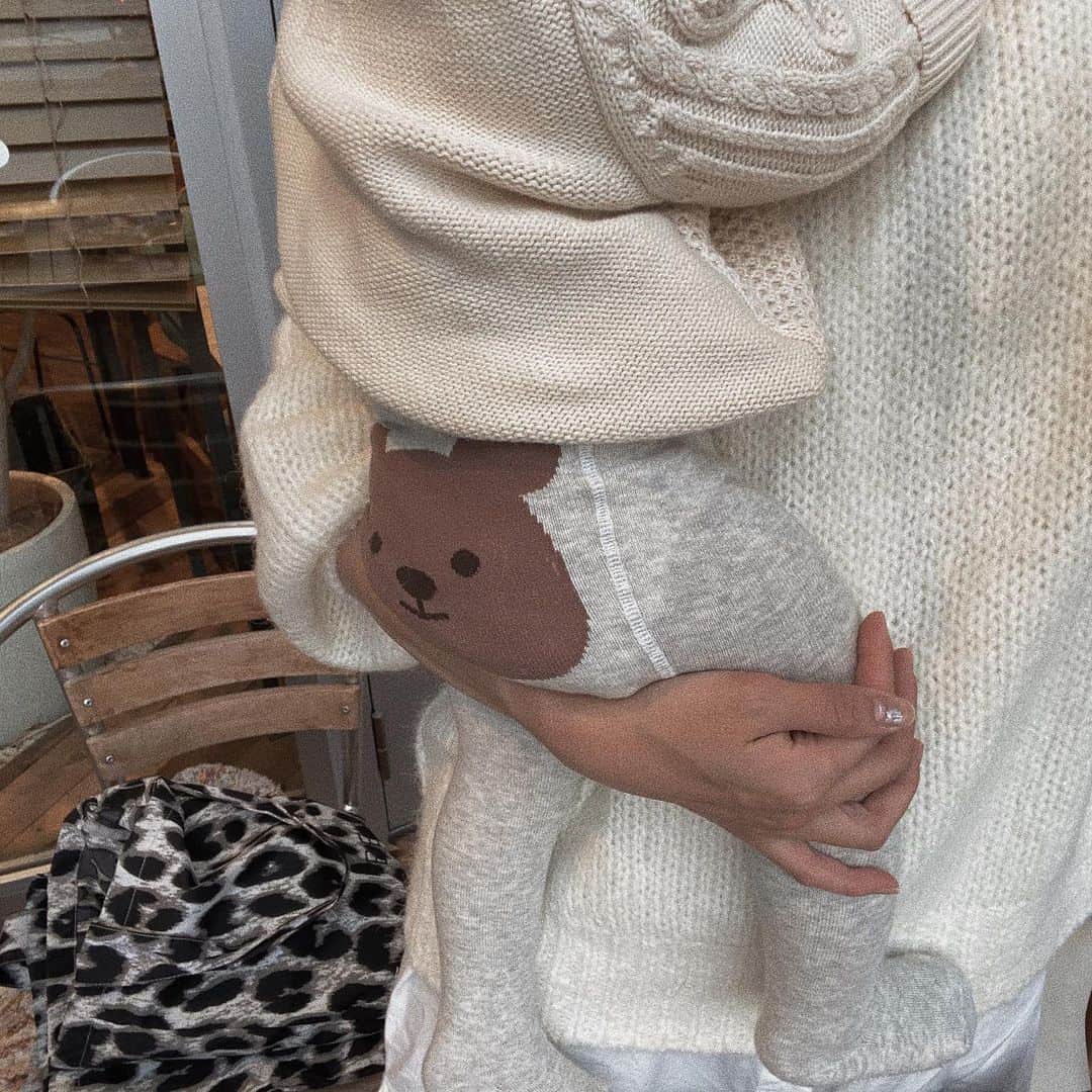 樽見麻緒のインスタグラム：「おしりに隠れくまちゃん🐻🍑 1歳はさすがに下タイツだけじゃ変？と思ったけど、せっかくのくまが見えんからタイツオンリーにした😛😅 (gapに見せかけて全然違うとこのやけど、まじで同じw) ׅ #リングコーデ#親子コーデ#ニットコーデ#息子コーデ#1歳#男の子ママ#ママリファッション#ママリ#休日デート」