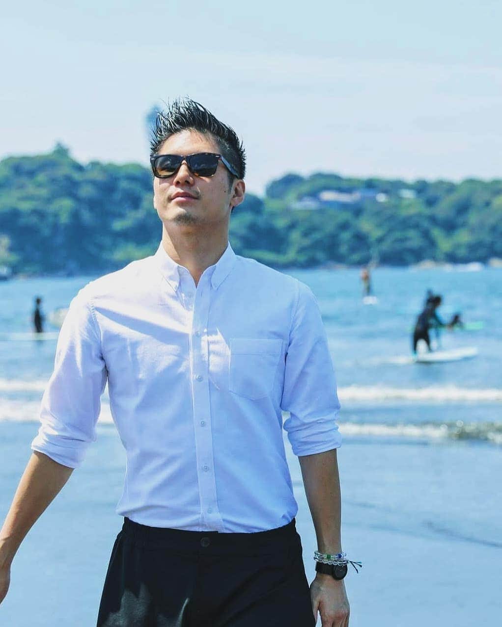 梅川壱ノ介（舞踊家）のインスタグラム：「気持ちいいなぁー☀️  𝙄𝙩 𝙛𝙚𝙚𝙡𝙨 𝙨𝙤 𝙜𝙤𝙤𝙙！ ￣￣￣￣￣￣￣￣￣￣￣￣￣￣￣￣￣￣￣￣￣￣￣ こんな天気のいい日は外を歩くと最高に気持ちいいー😆😆😆  良い休日ですね✨  #梅川壱ノ介 #日本舞踊 #舞踊家 #伝統芸能 #日本文化 #にほん #伝統美 #日本の四季 #日本の美 #自然 #海 #海岸散歩 #休日の過ごし方  #至福の時間  #元気  #白シャツ」