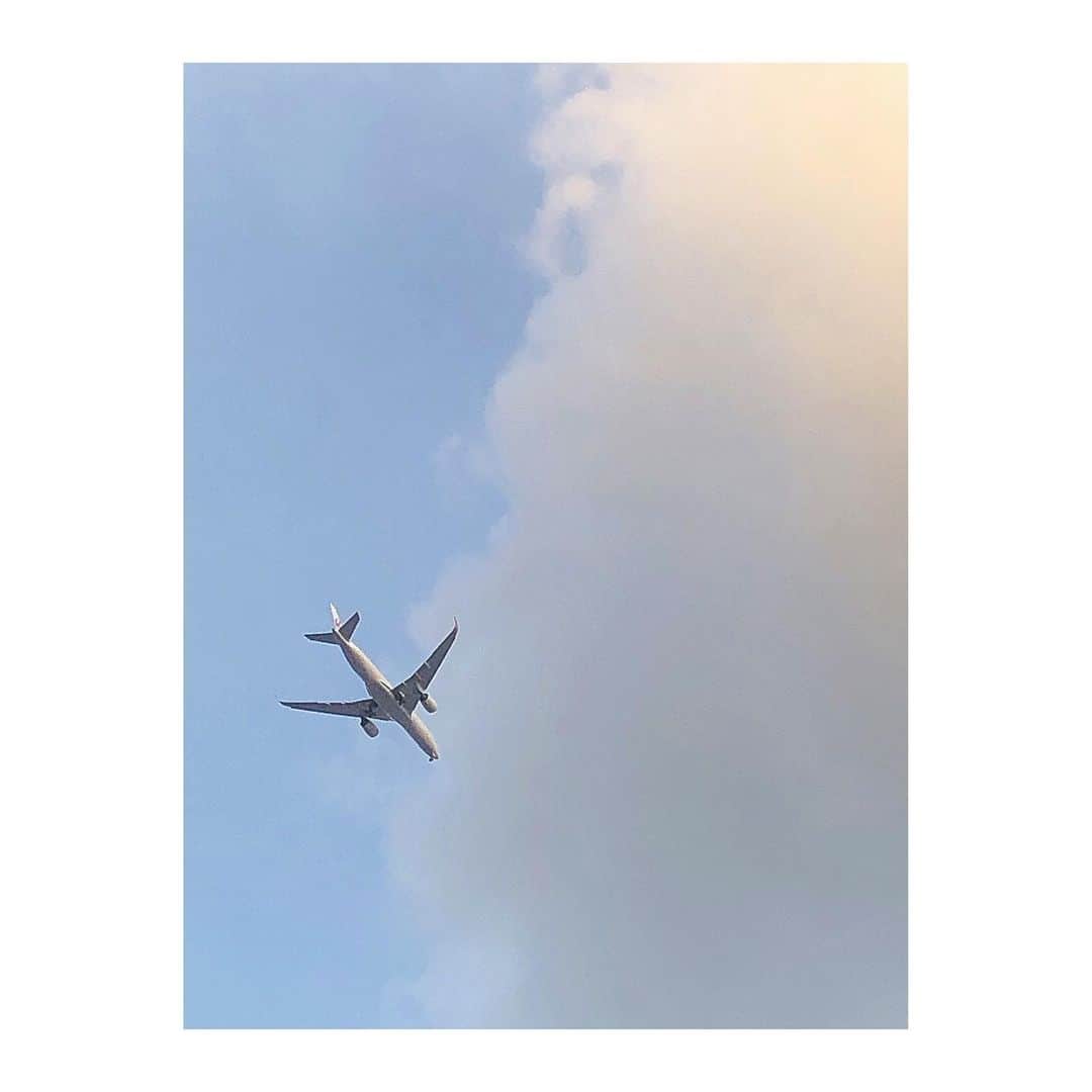 森脇加奈子のインスタグラム：「✈️  最近都内で見かけるようになった飛行機！ ビルの合間から見えるのが結構好きだったりする  星とか月とか雲とか太陽とか、空に浮かんでるものがどれだけの遠さなのかそこにただあるだけだとあまり実感湧かないけど、無機物のかたまりが同じ空を飛ぶとグッと奥行きが出てその遠さを実感する  …そんな気がしませんか？笑  飛行機からの景色も素敵よね」