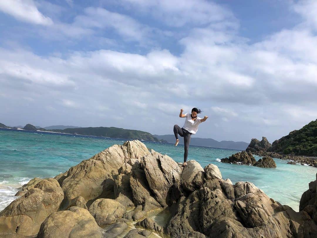 LuCyCoさんのインスタグラム写真 - (LuCyCoInstagram)「💜  Before you get the best, you got through the worst.  💜  STAY HAPPY  🧘‍♂️  #earthing  #アーシング #自然が好き  #海でのんびり  #ヨガ #沖縄」11月14日 12時02分 - lucyco_blue