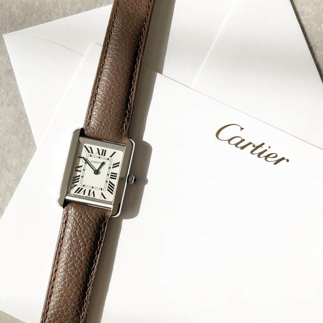tomomiyu0920さんのインスタグラム写真 - (tomomiyu0920Instagram)「Cartier タンクソロ トープブラウン✨ このベルトの色に一目惚れ😍 . 断捨離して、持ってた時計をすべて処分したので、新しい時計を新調。 . もともと時計を着ける習慣があまりなかったけど、最近時計を着けて出かけるようになったら、時間の確認が本当に楽✨(今まではiPhoneで時間チェックしてました😂) . これを機会に時計を身に着けるのを習慣にしたいと思います😊 . @cartier  #cartier #カルティエ #カルティエ時計 #タンクソロ #タンクソロsm #トープブラウン」11月14日 11時59分 - tomomiyu0920