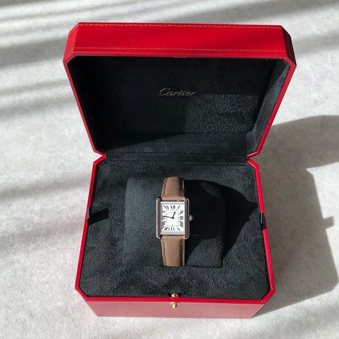 tomomiyu0920さんのインスタグラム写真 - (tomomiyu0920Instagram)「Cartier タンクソロ トープブラウン✨ このベルトの色に一目惚れ😍 . 断捨離して、持ってた時計をすべて処分したので、新しい時計を新調。 . もともと時計を着ける習慣があまりなかったけど、最近時計を着けて出かけるようになったら、時間の確認が本当に楽✨(今まではiPhoneで時間チェックしてました😂) . これを機会に時計を身に着けるのを習慣にしたいと思います😊 . @cartier  #cartier #カルティエ #カルティエ時計 #タンクソロ #タンクソロsm #トープブラウン」11月14日 11時59分 - tomomiyu0920