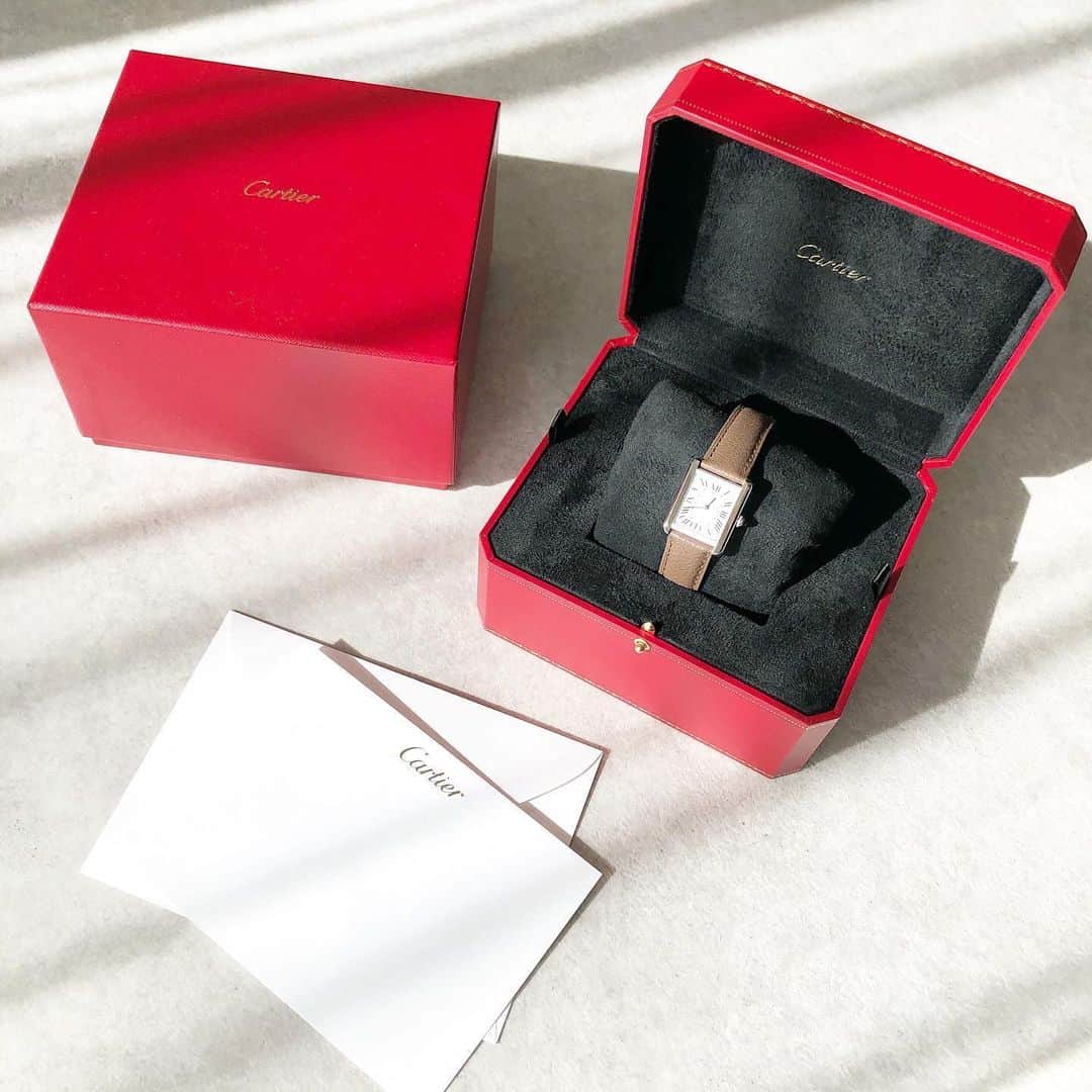 tomomiyu0920さんのインスタグラム写真 - (tomomiyu0920Instagram)「Cartier タンクソロ トープブラウン✨ このベルトの色に一目惚れ😍 . 断捨離して、持ってた時計をすべて処分したので、新しい時計を新調。 . もともと時計を着ける習慣があまりなかったけど、最近時計を着けて出かけるようになったら、時間の確認が本当に楽✨(今まではiPhoneで時間チェックしてました😂) . これを機会に時計を身に着けるのを習慣にしたいと思います😊 . @cartier  #cartier #カルティエ #カルティエ時計 #タンクソロ #タンクソロsm #トープブラウン」11月14日 11時59分 - tomomiyu0920