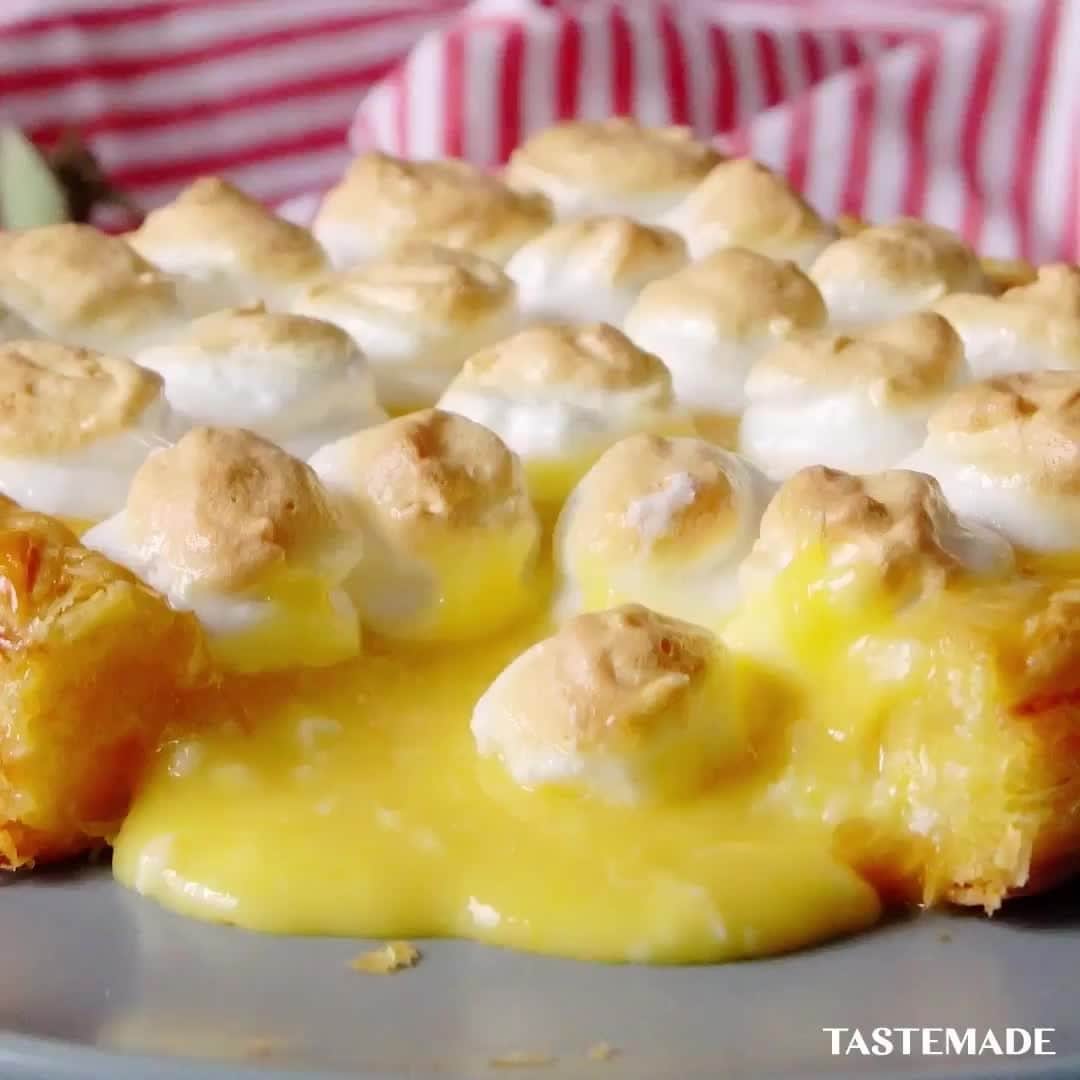 のインスタグラム：「【もりもりふくらむ♡】もりもりレモンパイ🍋⁠ ⁠ 甘酸っぱいレモンパイ！⁠ 型無しで作るのでとても簡単です♪⁠ ⁠ ■材料⁠ パイシート　2枚⁠ 溶き卵（つや出し用）1個分⁠ 《レモンソース》⁠ 卵　3個⁠ 砂糖　70g⁠ 無塩バター　50g⁠ レモンの皮　1個分⁠ レモン汁　大さじ4⁠ 《メレンゲ》⁠ 卵白　2個⁠ 砂糖　50g⁠ ⁠ ■手順⁠ 1. パイシート1枚を2cm幅に切る。4本はそのまま使用し、残りの4本は根元を残して3等分に切り分け、三つ編みにする。⁠ 2. メレンゲの材料をボウルに入れ、ツノがたつまで泡立て、絞り袋に入れる。⁠ 3. パイシートの全面に卵液を塗り、事前に切り分けた4本を上下左右に並べ、その上に再度卵液を塗り、三つ編みにしたものをのせ、表面に卵液をぬる。中央部分にフォークで穴をあけ、200℃で20分焼く。※その後180℃で10分焼くと表面がよりサクサクに仕上がります（途中焦げてきたらアルミホイルを被せる）⁠ 4. 小鍋に《レモンソース》の卵以外を入れ、中火でよく混ぜる。溶いた卵を入れ、弱火〜中火でとろみがつくまで混ぜる。冷ましておく。⁠ 5. 焼けたパイの中央に先ほど冷ましたソースをのせ、表面にメレンゲを絞り出す。⁠ 6. 250℃のオーブンで5分ほど加熱し、メレンゲの表面に焦げ目がつくまで焼く。⁠ ⁠ ⁠ ⁠ #テイストメイド #料理 #クッキング #料理動画 #グルメ動画 #レシピ #美味しい #簡単レシピ #おうちご飯 #おうちごはん #おうちカフェ #おうちスイーツ #スイーツ #デザート #おやつ#おうちごはん部 #食を楽しむ #手作りスイーツ #おうちで過ごそう #stayhome⁠ #おうち時間 #おうち時間を楽しむ #レモンパイ #レモン #レモンスイーツ #パイシート⁠ ⁠ 作ったら#おうちテイストメイド で投稿してね♫⁠ ストーリーズでリポストされるかも👒⁠🍋」