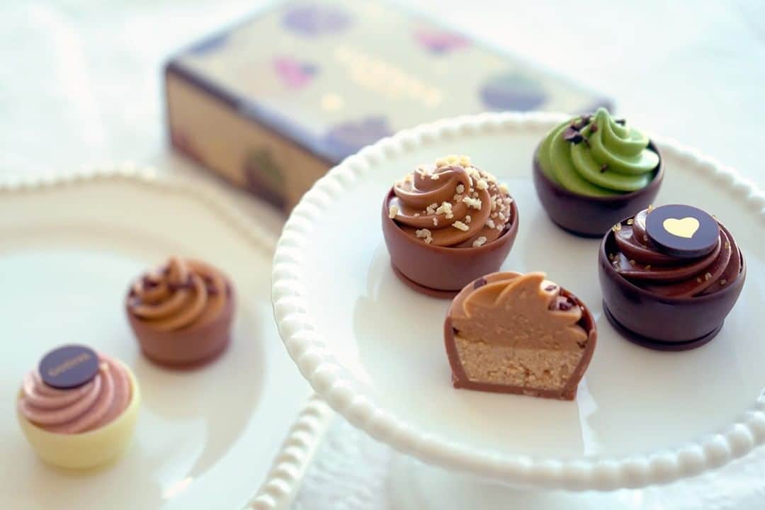 GODIVAさんのインスタグラム写真 - (GODIVAInstagram)「まるでカップケーキのようなキュートなチョコレート。 「ゴディバカップケーキショコラ」💗  いつも頑張る自分へのご褒美や、 家族や友人とカジュアルに楽しむひとときにぴったり。 5つのフレーバーで、心ほどけるひとときをお届けします。  https://bit.ly/3kkl0yN  #ゴディバ #チョコレート #ショコラ #カップケーキショコラ #カップケーキ #ギフト #プレゼント #ご褒美 #godiva #chocolate #sweet #sweets #instasweet #instafood #present #gift #selftreat」11月14日 12時00分 - godiva_japan