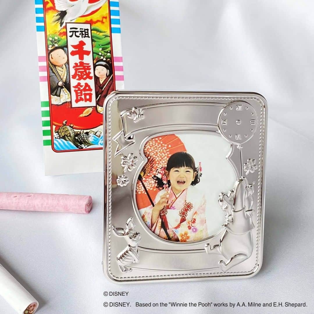 GINZA TANAKA 公式さんのインスタグラム写真 - (GINZA TANAKA 公式Instagram)「・ 【「七五三」おすすめアイテム】 ・ 11月15日（日）は七五三ですね。 一生の宝物になる記念写真を“Winnie the Pooh”の銀製フォトフレームに飾ってみてはいかがですか？ プーさんがピグレットとバルーンで遊んでいるかわいらしいフレームです。 ・ ママコーデのアクセントには、純金の輝きに清楚な魅力をもつアコヤ真珠をプラスした華やかなジュエリーもオススメです。 ・ #GINZATANAKA #ginzatanaka #ギンザタナカ #田中貴金属 #田中貴金属ジュエリー #七五三 #記念日 #記念写真 #プラチナ箔 #フォトフレーム #シルバー #純金  #ゴールド #GOLD #リング #ペンダント #パール #プレゼント #ギフト #アコヤ真珠」11月14日 12時00分 - ginzatanaka_jp