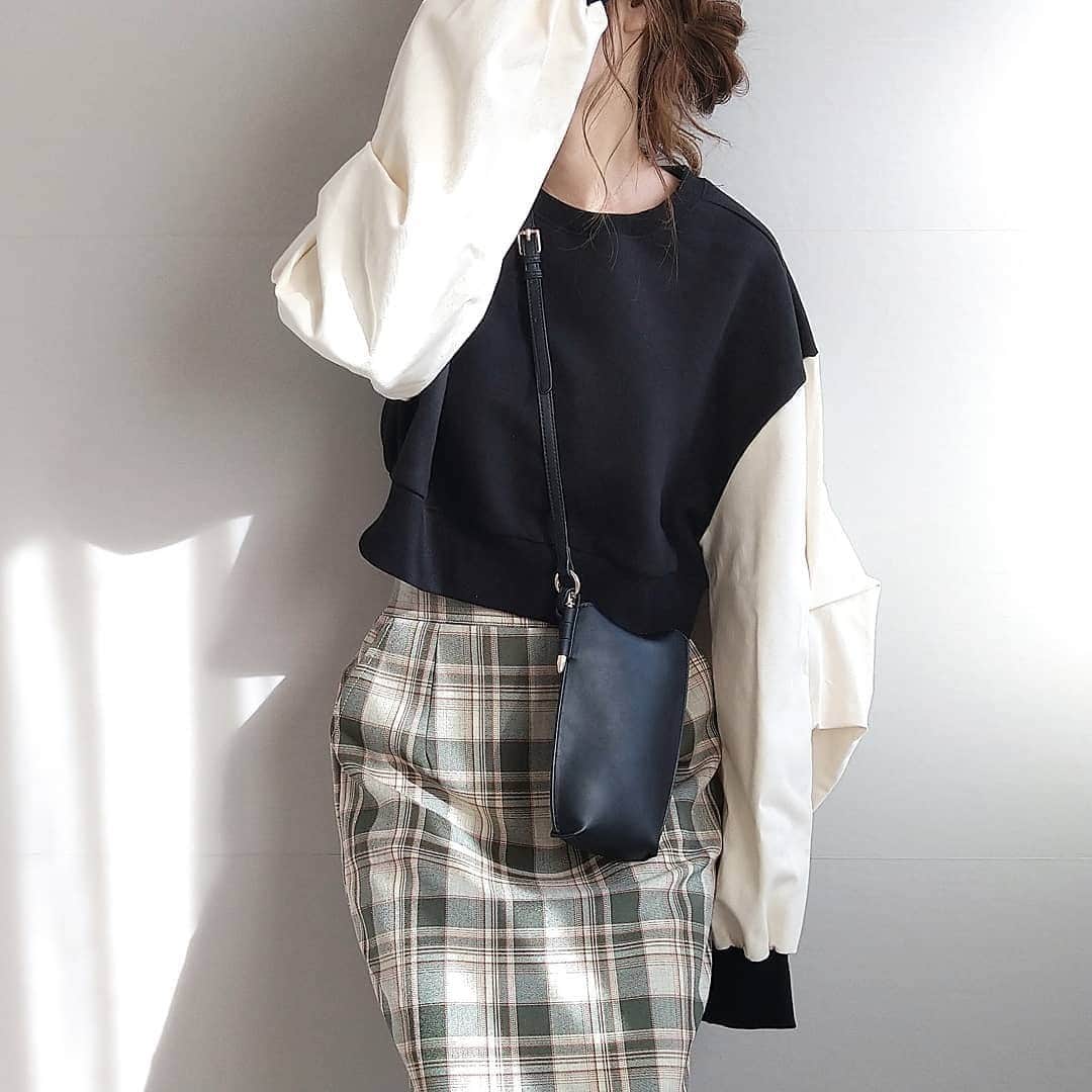 DHOLIC SNAPのインスタグラム：「@____yuy.____さんの#dholicsnap⁠ 　⁠ TOPS/SKIRT：@dholic_official⁠ 　⁠ 【LADIES】⁠ #裏起毛配色パフスウェット⁠ 全3色￥4,466(税込)⁠ ⁠ 【LADIES】⁠ #Hラインチェックスカート⁠ 全3色￥4,906(税込)⁠ 　⁠ LINE@お友だち追加でもらえるクーポン使用で【10％OFF】11/18(水)17:00まで！⁠ 　⁠ みなさんもぜひ#dholicsnap をつけて⁠ コーディネートを投稿してください📸💕⁠ 　⁠ ※上記以外のご着用アイテムにつきましては品切れ商品、または、私物となります。⁠ 　⁠ #DHOLIC#dholicism#fashion#ootd⁠ #プチプラコーデ#今日のコーデ#今日の服⁠ #チェック柄#スカート#ボリューム袖⁠ #休日コーデ#大人カジュアル#秋冬コーデ」