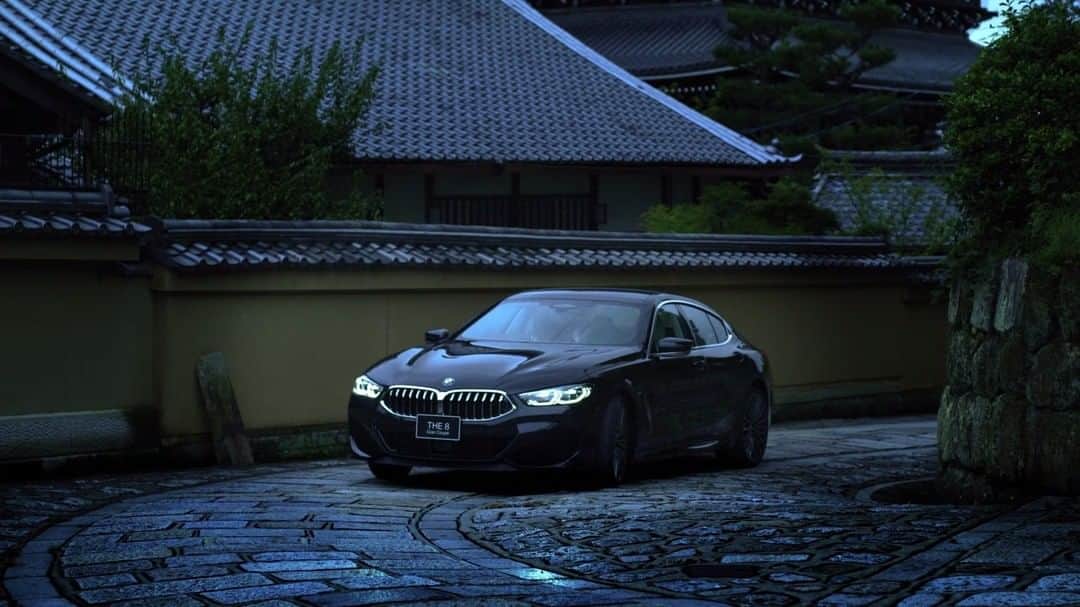 のインスタグラム：「美と技の、究極を紡ぐ。BMWラグジュアリークラス。  本物の洗練を知る日本の感性に、　 0.1mmまで妥協しない、BMWのクラフトマンシップを。 ドイツのこだわりとプライドが響き合う、至高のひととき。  究極を極める品質と美意識を共通項として、日本を代表する伝統工芸と共に特別な1台を共同で作り上げていくBMWと日本の名匠 プロジェクト第一弾、THE 8 GRAN COUPÉ KYOTO EDITIONのストーリーをぜひご覧ください。  ストーリーは、BMWの情報サイト「BMW.com Japan」よりご覧いただけます。  #THE8 #BMW #BMWJapan #駆けぬける歓び」