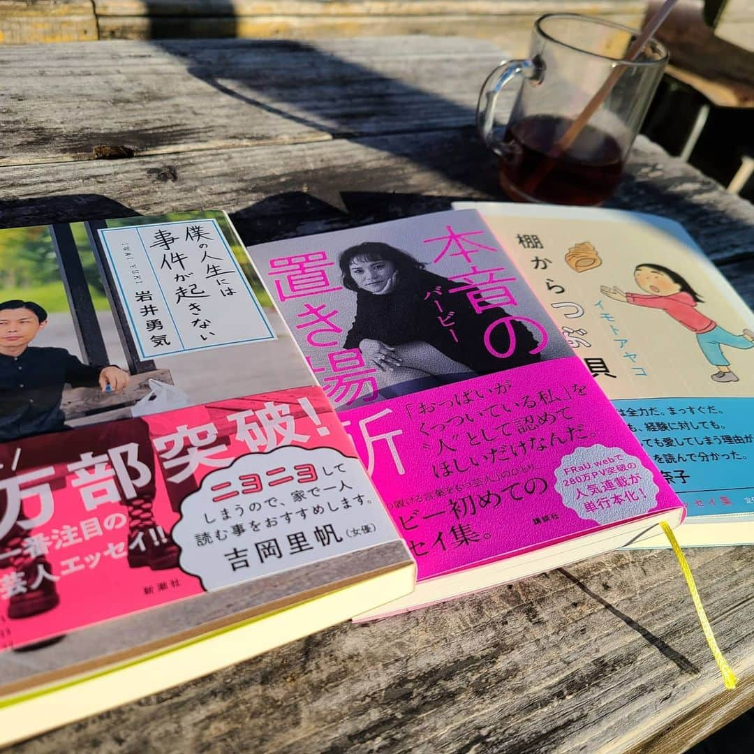 中岡創一さんのインスタグラム写真 - (中岡創一Instagram)「読書の秋の中岡  ふらっと本屋さんに行ったら  事務所の僕より若いお笑いさん達が  本を出してたので爆買いです。  中岡も本を出してみようかと  ペンと紙を用意しました。  さぁ何を書こうかなぁ？  #中岡はウソつきました #ペンと紙を用意して書くことなくて寝た #中岡が本を書こうとういう意気込みが怖い #中岡は本を読んでも中身を理解できない #中岡が読み終わるのに秋が3回いる #買った本を最後まで読まない率8割の中岡 #中岡の本の感想だけは聞きたくない #でも読もうとする気持ちが大事や #いいねもらっとけ」11月14日 12時02分 - lottinakaoka