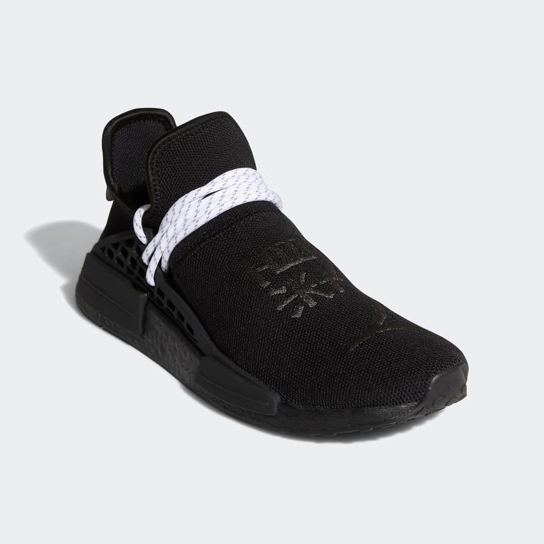 HYPEBEASTさんのインスタグラム写真 - (HYPEBEASTInstagram)「@hypebeastkicks: @pharrell and @adidasoriginals' NMD Hu has received a serious triple black makeover. The Primeknit upper comes “Human Race” embroidered in Chinese, as well as a lace cage system in black. This is accompanied by the complementing sole unit plugs, two pairs of 3M-speckled laces in white or black, and a leather heel tab that’s also served in black. It’s available exclusively via the @adidas app where participation is open until November 19.⁠⠀ Photo: adidas」11月14日 12時02分 - hypebeast