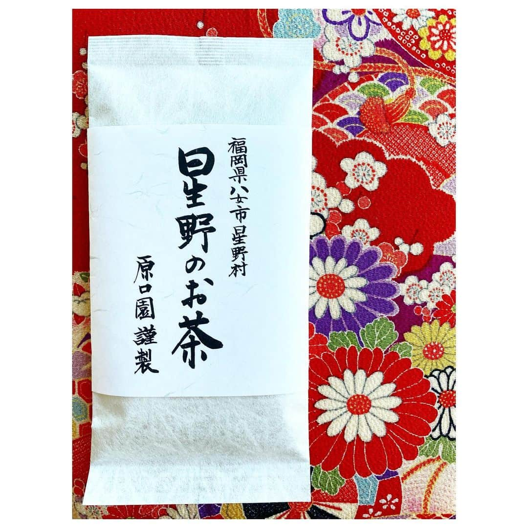 吉竹史さんのインスタグラム写真 - (吉竹史Instagram)「福岡県の八女市にある星野村という村⭐️  最高の星空とお茶がいただける、私が大っ好きな村です😊  八女茶って福岡県外のみなさんはあまり飲んだ事ないでしょう？  一度飲んでみて欲しいです。 私は誰かに何か贈り物をする時に、よく八女茶を添えたりするのですが、みんな美味しい美味しいと喜んでくれます☺️  その八女茶の中でもこの星野村の星野茶は、渋みが少なく、まろやかな甘さ特徴です。  玉露は実は日本一と称され、伝統的な栽培方法のため生産量がきわめて少なく、幻の銘茶と呼ばれているんですよ✨  そう。 実はめちゃくちゃ凄いの。 なのに全然アピールしないんですよ。 奥ゆかしいし、実直だし、派手にしない。 でも実はめちゃくちゃすごい。  これ、土地柄だと思うな、私☺️  ほんと、素敵。  熱々のお湯で入れるのではなく、ちょっとお湯の温度が下がってから入れるのがポイントです😉🍵  一昨日、お仕事で1年振りに福岡へ帰ることが出来たので、空港で星野茶ゲットしてきました♫ 嬉しい、これで毎朝また飲める😚  #星野村　#星野茶　#八女市　#日本茶　#玉露」11月14日 12時12分 - fumi_yoshitake