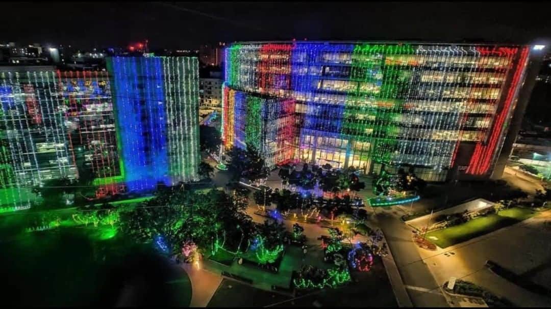 SAPのインスタグラム：「May the lights illuminate your path and bring you happiness and joy. 🕯️ We’re sharing some beautiful @saplabsindia photos from past #Diwali celebrations 🎇」