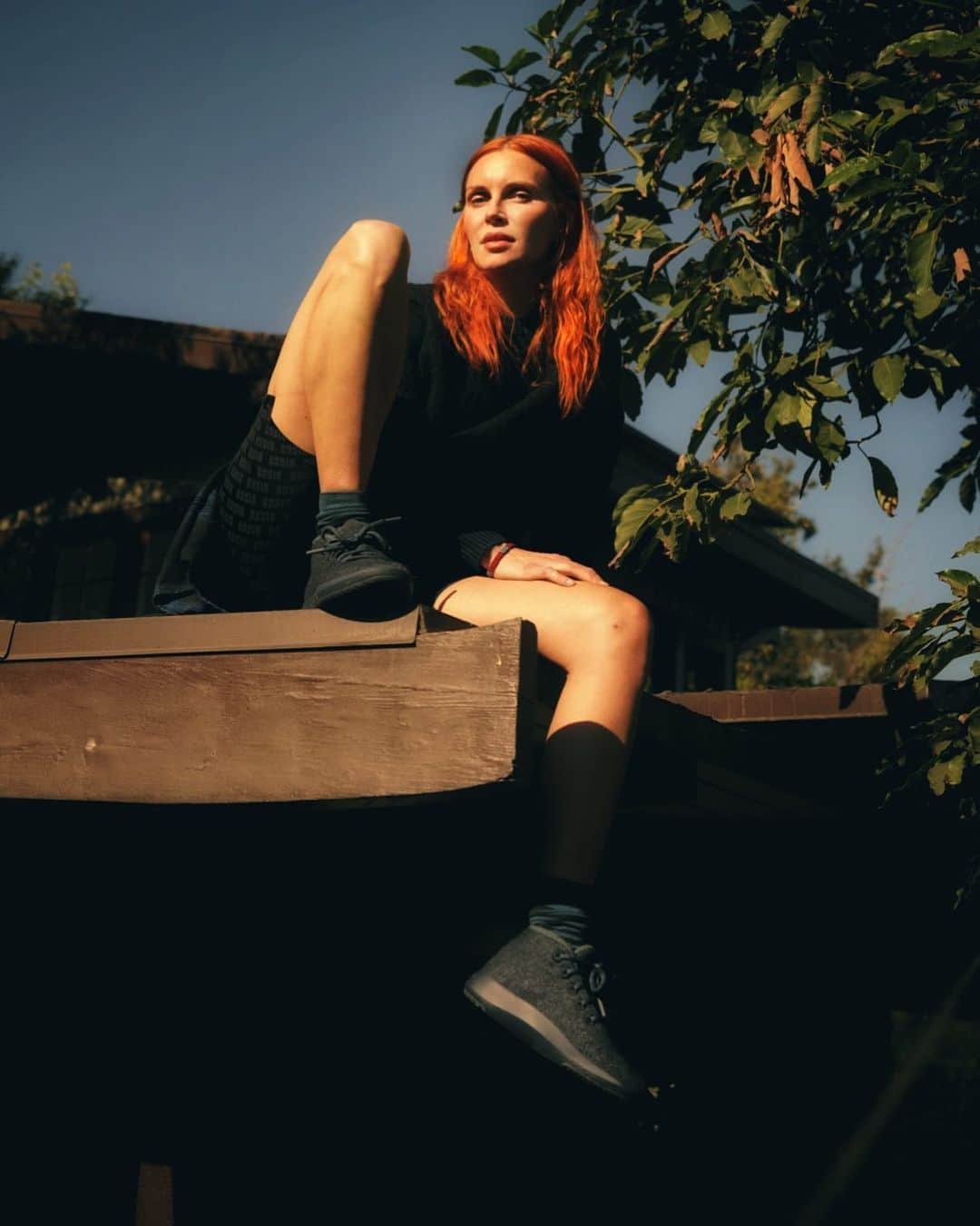 フィービー・ダールのインスタグラム：「I’ve always been inspired by purposeful fashion and am in love with @allbirds focus on natural materials and carbon offsets to make an impactful difference on our precious climate. Lounging on my rooftop in their Wool Dasher Mizzles and admiring the sunset over LA, grateful to be part of the flock. #weareallbirds #ad」