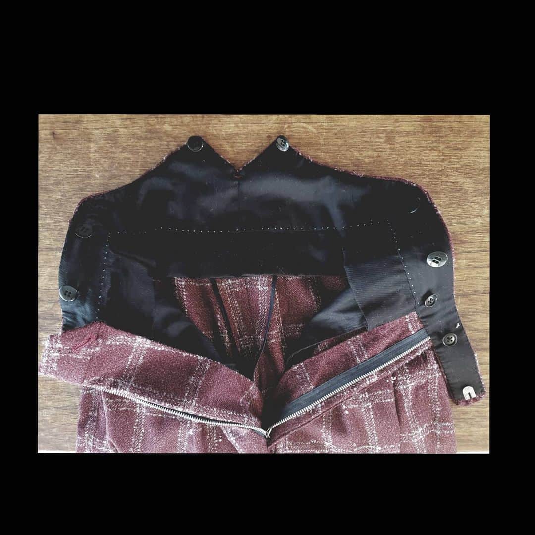 信國太志のインスタグラム：「How many buttons? Tailor's life is mostly about putting buttons and making pockets. 仕立屋人生はその大半がボタン付けるのとポケットこさえること。 #bespoketailor」