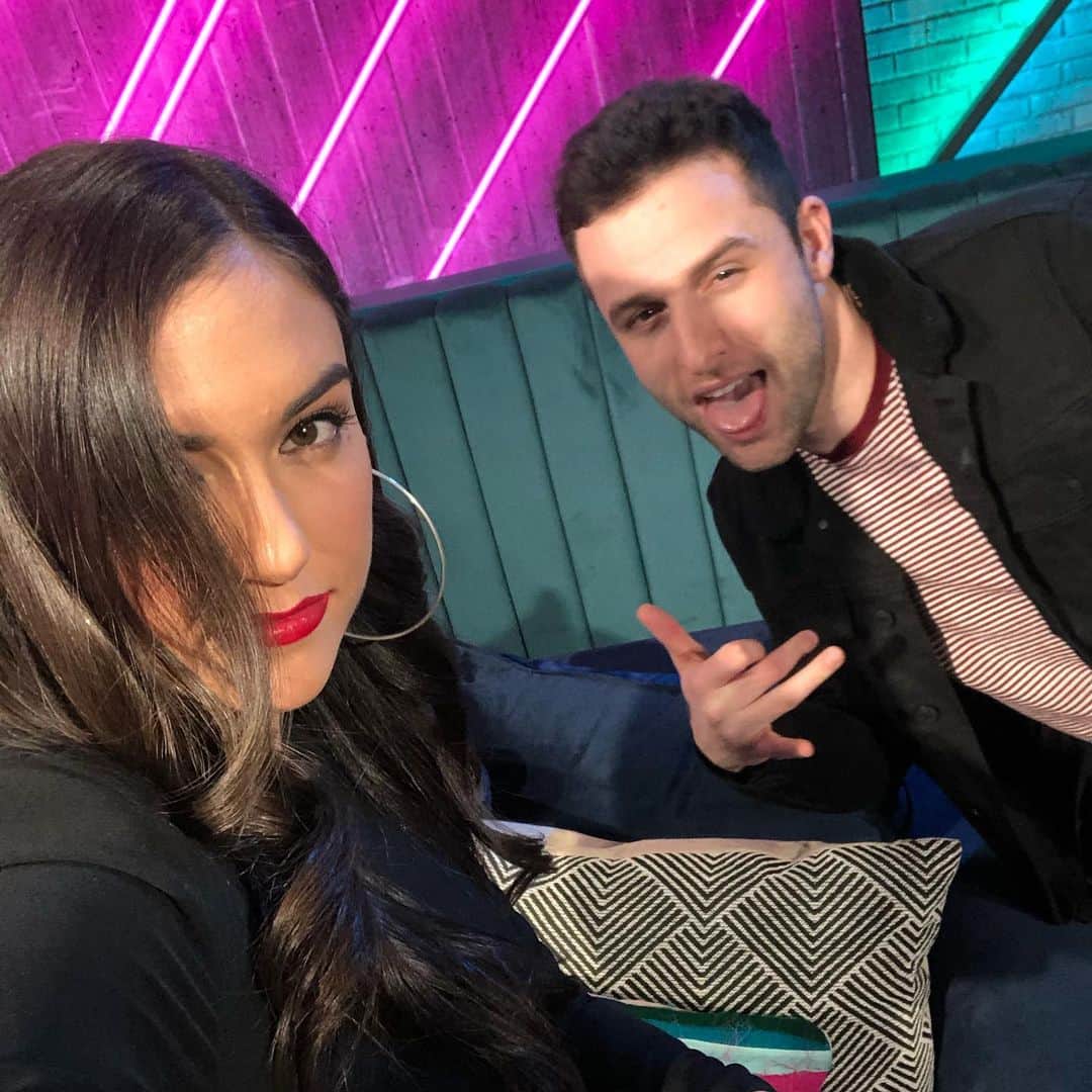 のインスタグラム：「Tonight 8pm PT/11ET we have @austinontwitch as our special guest on Grey Area on @watchvenn  Still live on my channel RN, until then 👀💥🦉」