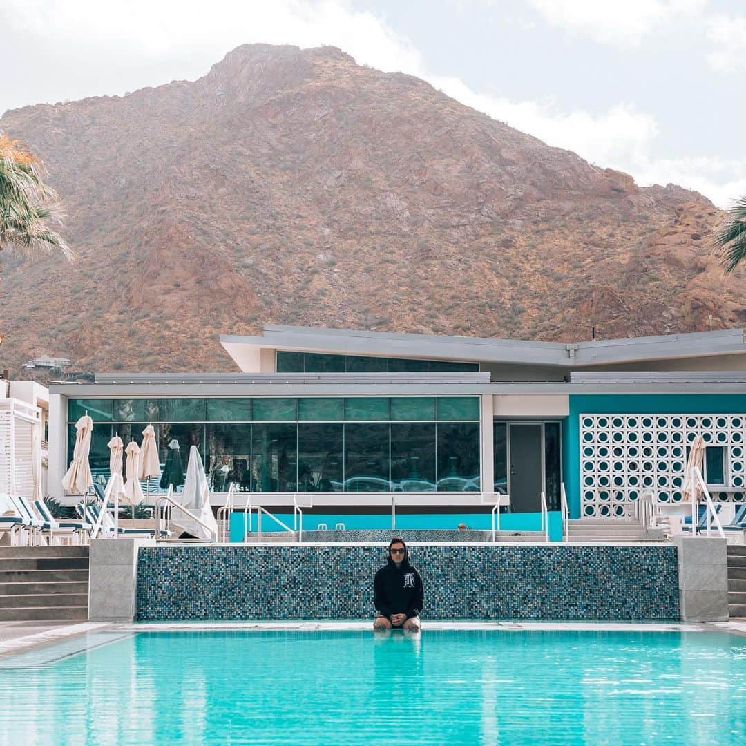 トニー・ペリーのインスタグラム：「Nobody came to my pool party.」