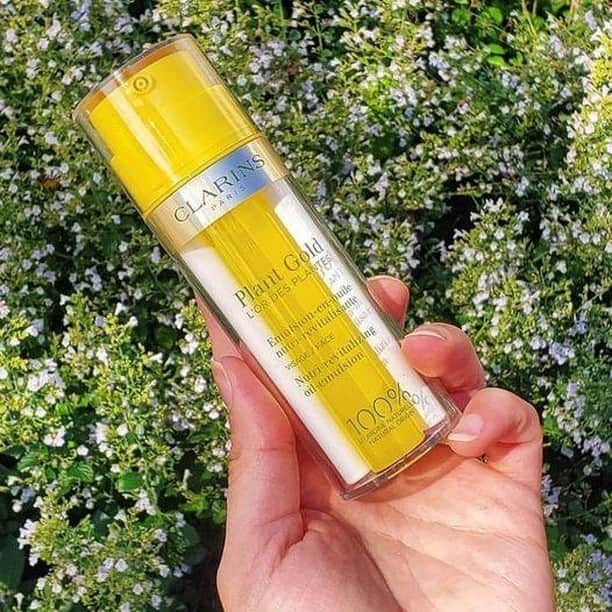 Clarins Méxicoさんのインスタグラム写真 - (Clarins MéxicoInstagram)「Un basic que no puede faltar en tus compras de #BuenFin es nuestro amado Plant Gold. 💛 Te dará la hidratación y todo el glow que tu piel necesita en esta temporada. Al ser un emulsión es ligera y fácil de absorber, además que en un solo paso conseguirás su triple beneficio: hidratación, luminosidad y vitalidad. ✨ . . . . #vivoclarins #plantgold #emulsión #naturalskincare #skincare #natural #naturalbeauty #healthyskin #selfcare #skincareproducts #beautycare #instabeauty #naturaloils #makeup #belleza #cuidadodelapiel #cuidadodelrostro #cuidadopersonal #natural #cuidatupiel」11月14日 12時10分 - clarinsmx