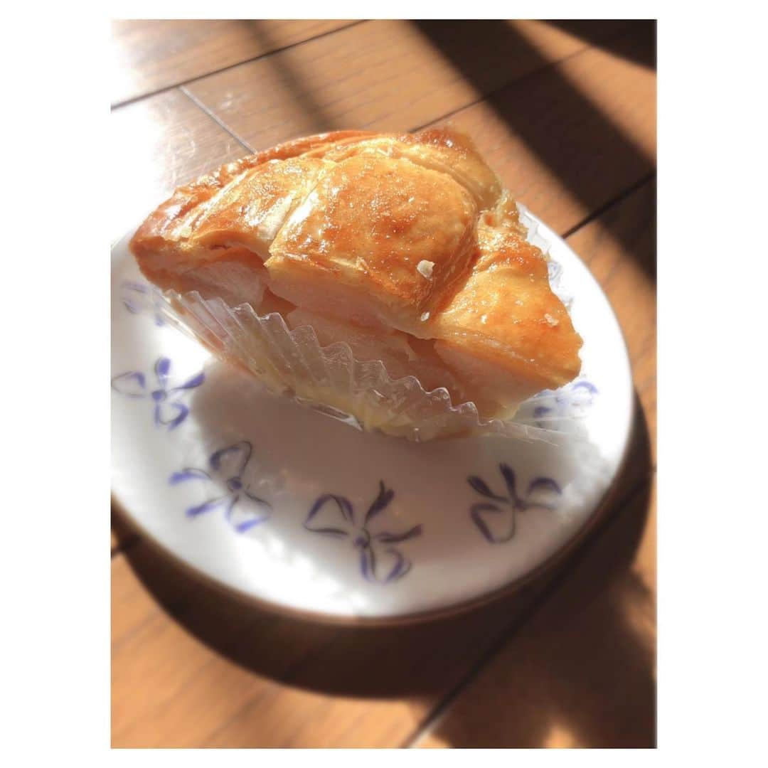 理絵さんのインスタグラム写真 - (理絵Instagram)「久しぶりにマミーズのアップルパイ🥧  なんだか以前に増して🍎りんごがゴロッゴロッに大きくカットされて入っている気がする  これはフォークだけよりナイフも一緒に使って食べるのが良い🍴  美味しかったです  #マミーズアンスリール #マミーズ #アップルパイ #applepie #スイーツ #デザート #yummy #yum #tokyo #japan」11月14日 12時10分 - ____rie____