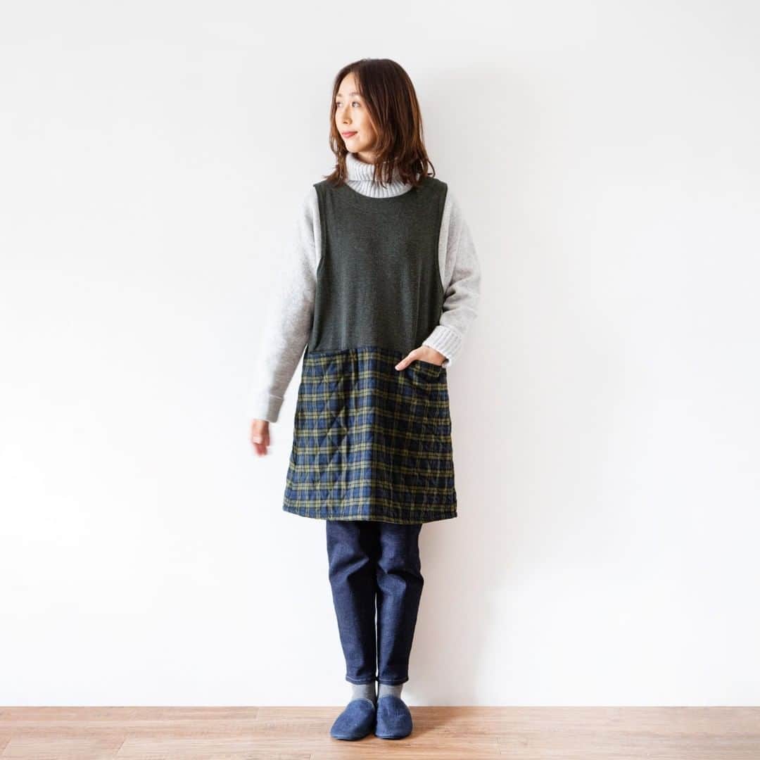 のインスタグラム：「. ＼寒い日の家事も楽しくなる／ 「キルティングチェックチュニックエプロン」   毎年大人気のキルティングエプロン。 さっと着られて便利なチュニックタイプです。  上半身は動きやすいカットソー素材、 腰から下は、裏地がフリースになった キルティング素材を使用しています。  体を暖かく包み込んでくれるので、 寒い日の家事も楽しくなるアイテムです♪  --- キルティングチェックチュニックエプロン　[4,600 円+税] 品番：HK0A8514（オンラインショップ商品コード：SAP-0379） ---   詳しくはプロフィールのリンクから @yutorino_kukan   #新商品 #エプロン #キルティングチェックチュニックエプロン #チュニックエプロン #チェック柄 #キルティング #あったかエプロン #掃除 #料理 #家事 #プレゼント #ギフト #gift #おうち時間 #staysafe #ゆとりの空間 #オンラインショップ #栗原はるみ」