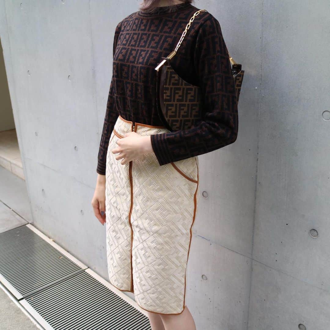 Vintage Brand Boutique AMOREさんのインスタグラム写真 - (Vintage Brand Boutique AMOREInstagram)「Vintage Fendi zucca wool knit size38 and velours tight skirt size42 and half moon shoulder bag.  These items are only available at the store but we accept orders by DM. Please DM us if you are interested in the item!   ✈️Free Shipping Worldwide 📩DM for more info and pricing  ➡️info@amorevintagetokyo.com   #fendi #vintage #vintagefendi #zucca #amoretokyo」11月14日 12時13分 - amore_tokyo