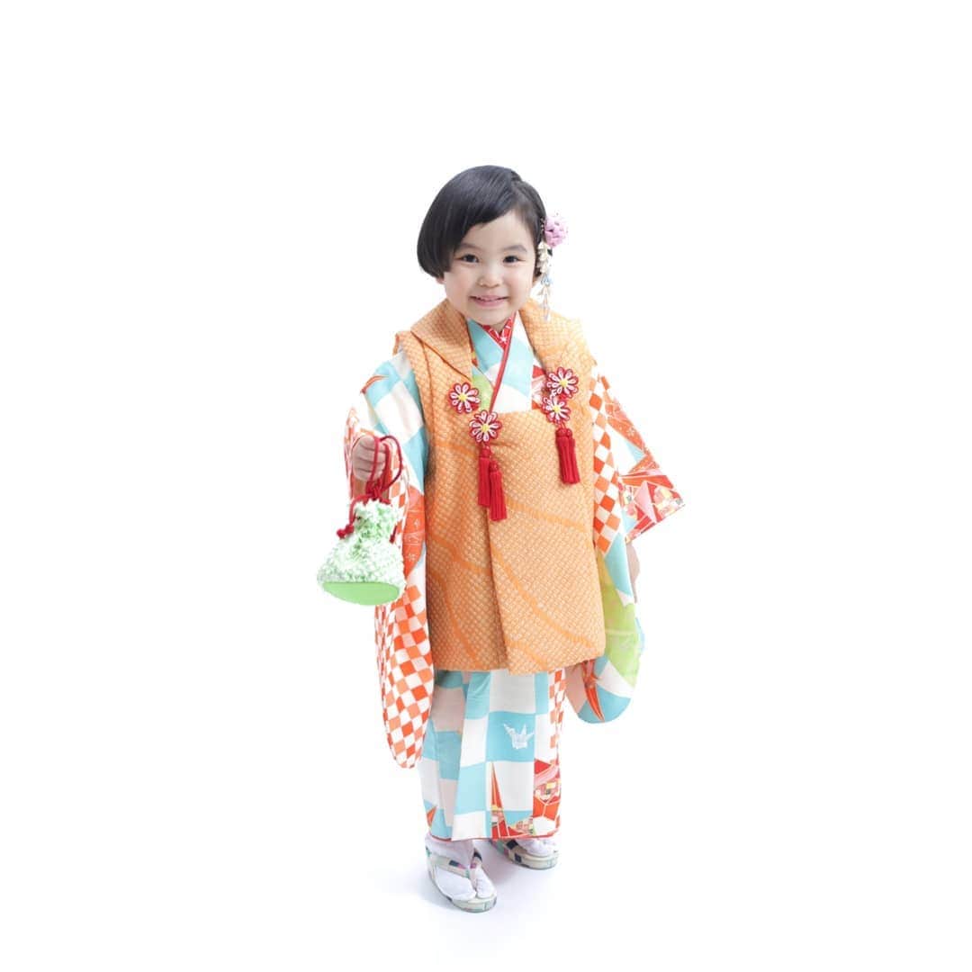 きもの六花さんのインスタグラム写真 - (きもの六花Instagram)「#きもの六花 #六花のレンタルきもの ・ 七五三 3歳女の子きもの 水色とオレンジの大小市松柄の着物コーデ。 オレンジの被布を合わせました。 この組み合わせホントに可愛いんです💕 とってもお似合いで、愛らしさが溢れてます😍  六花のフォトスタジオ【kimono photo studio Siki】で写真撮影をしました📸 ・ 今年の七五三きものレンタルまだまだ間に合いますよ！ お気軽にご相談ください。 ・ ・ ※下見などご来店の際は要予約※ @kimonoricca からHPへ。『下見の予約』フォームからご予約ください。 ・ ※全国発送レンタルも🆗※ Webショップ予約が受付もやってます。 ・ ・ #七五三 #3歳女の子 #七五三3歳  #レンタル #着物レンタル #着物 #きもの #キモノ #kimono #和装 #和服 #コーディネート #着物コーディネート #smile #girl #cordinate #style #fashion #着付教室 #和裁教室 #着付け #写真撮影 #フォトスタジオ #仕立て #中崎町 #大阪 #六花 #ricca」11月14日 12時16分 - kimonoricca