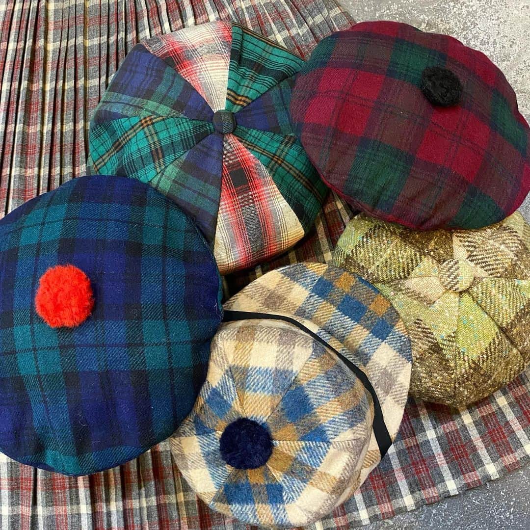 NUTTY Vintage&Collectibleのインスタグラム：「🧤WEEKEND RECOMMEND ARRIVAL🧤  ☑︎old Autumn hat & béret ㅤㅤㅤㅤㅤㅤㅤㅤㅤㅤㅤㅤㅤ お洒落さんには欠かせない、一気に垢抜けるお帽子たち。 ベーシックなものから、個性的なものまで多数店頭に並びました＊ ㅤㅤㅤㅤㅤㅤㅤㅤㅤㅤㅤㅤㅤ 大きなチェックのキャスケットで茶目っ気をオンしてみたり、使いやすいベレーでフレンチに味付けしたり、やわらかなニットベレーでカジュアルダウンしたり。 ㅤㅤㅤㅤㅤㅤㅤㅤㅤㅤㅤㅤㅤ いつものファッションに帽子のお洒落なスパイスはいかが？  🛒VINTAGE ONLINE STOREにてお買い求めいただけます🛒 5%OFFクーポンコード【shop120thx2】  ------------------------------------ 🛍NUTTY通販について🛍 ------------------------------------- ＜ONLINE STORE＞ VINTAGE▶︎http://nutty.theshop.jp/ USED SELECT▶︎https://nuttyselect.official.ec/ （プロフィールページURLよりjump🕊） ㅤㅤㅤㅤㅤㅤㅤㅤㅤㅤㅤㅤㅤ ＜VIDEO CHAT SHOPPING＞ テレビ電話をお繋ぎして、リアルタイムでご案内いたします。詳細は過去の投稿をご覧ください。」