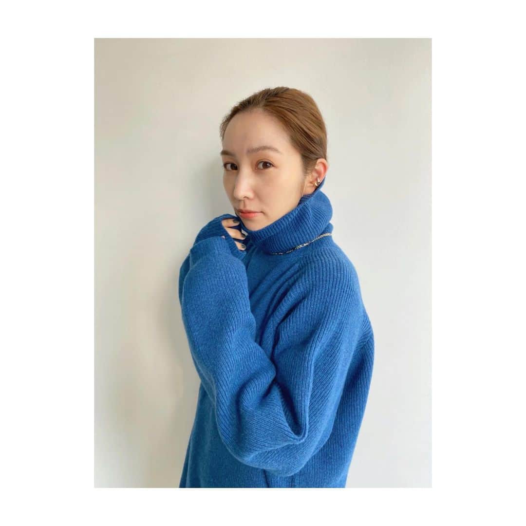 のインスタグラム：「... 私的お洒落さんNo,1の友人、 愛ちゃんが立ち上げたブランド" i I "  オーダーしていたニットが届いて着たら、 (すごくすごく楽しみにしていた！) もうシルエットから着心地まで完璧で…💙 頭まで被れるくらいのネックのたるみがあるのに、 首が重く窮屈にならなくて、 愛ちゃんのこだわりを感じます😌🧶 他の色も可愛いの🟠⚪️🔵 今年の冬いっぱい着るんだ🤘」